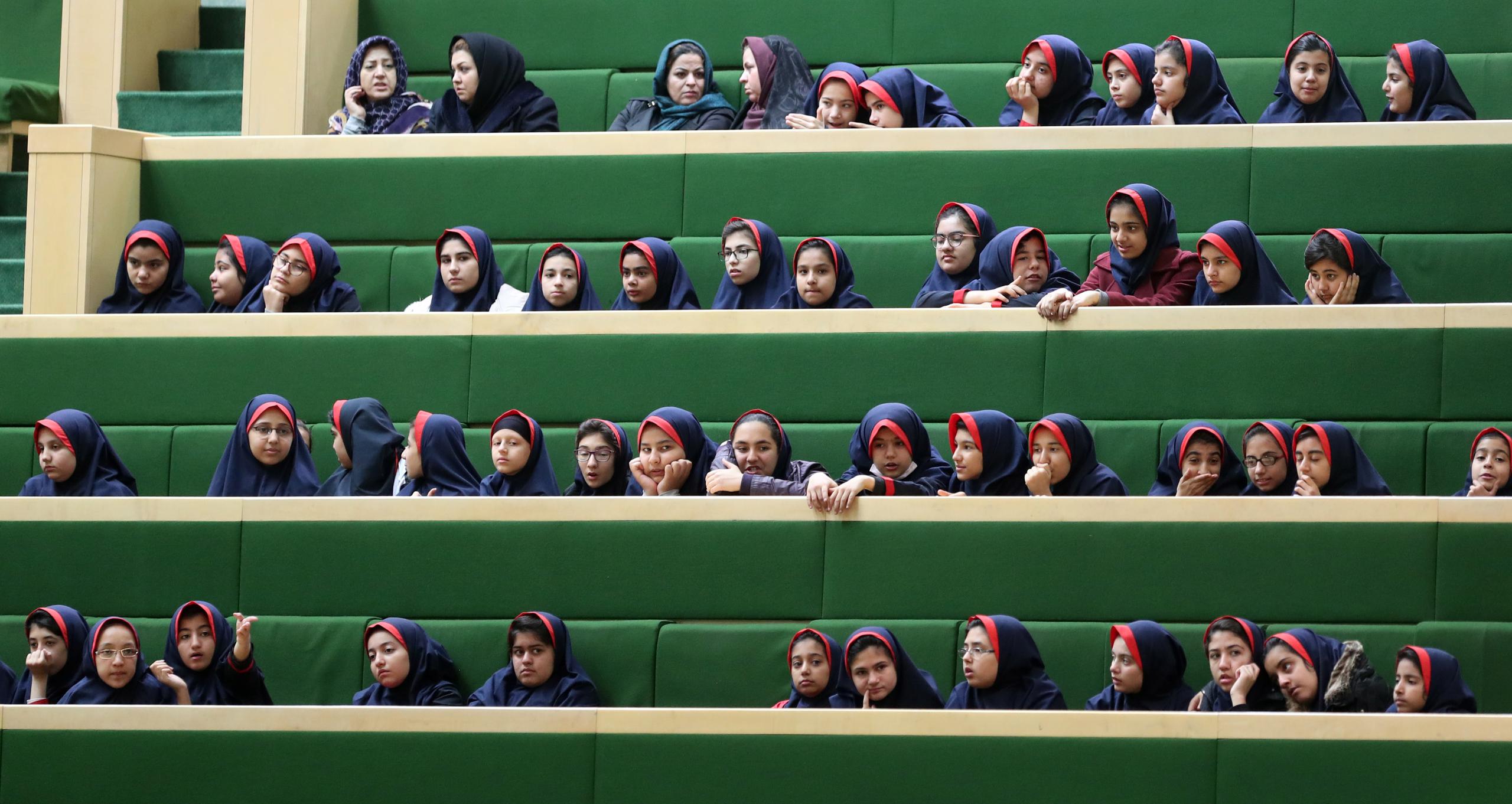 Aunque las autoridades y medios oficiales iraníes confirmaron envenenamientos en nueve colegios de otras tantas ciudades del país, activistas elevan la cifra de los centros educativos femeninos afectados hoy a 40. (EFE/ ABEDIN TAHERKENAREH)