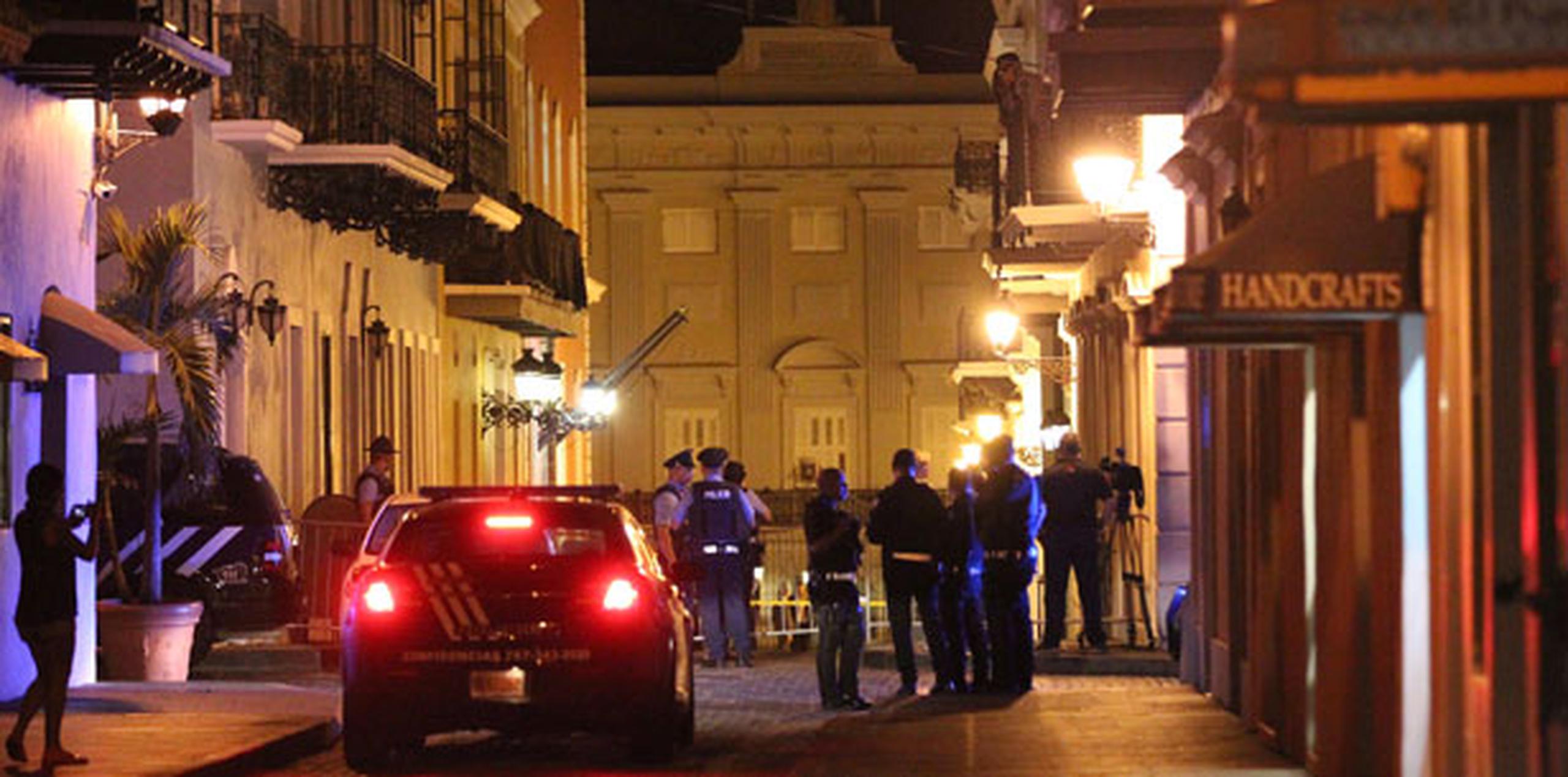 Mientras dure la investigación de la escena, la Policía mantiene cerrado un tramo de la calle del Cristo, desde la Catedral de San Juan. (alex.figueroa@gfrmedia.com)