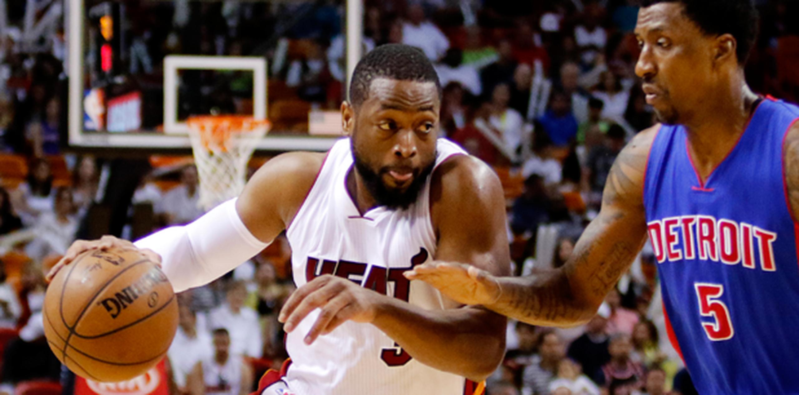 Wade aportó 40 puntos, incluidos 19 en el cuarto periodo, y Miami venció el domingo 109-102 a los Pistons de Detroit. (AP)