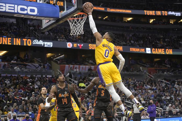 Russell Westbrook da un espectacular salto para completar un donqueo ante la defensa del Magic de Orlando durante el partido del viernes.