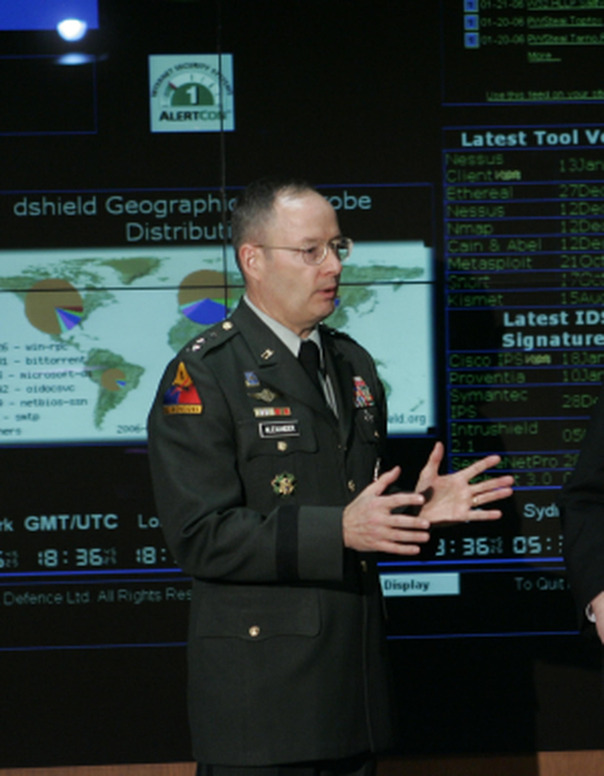 El general del ejército Keith Alexander es comandante del Mando Cibernético de Estados Unidos y de la NSA. (Archivo)