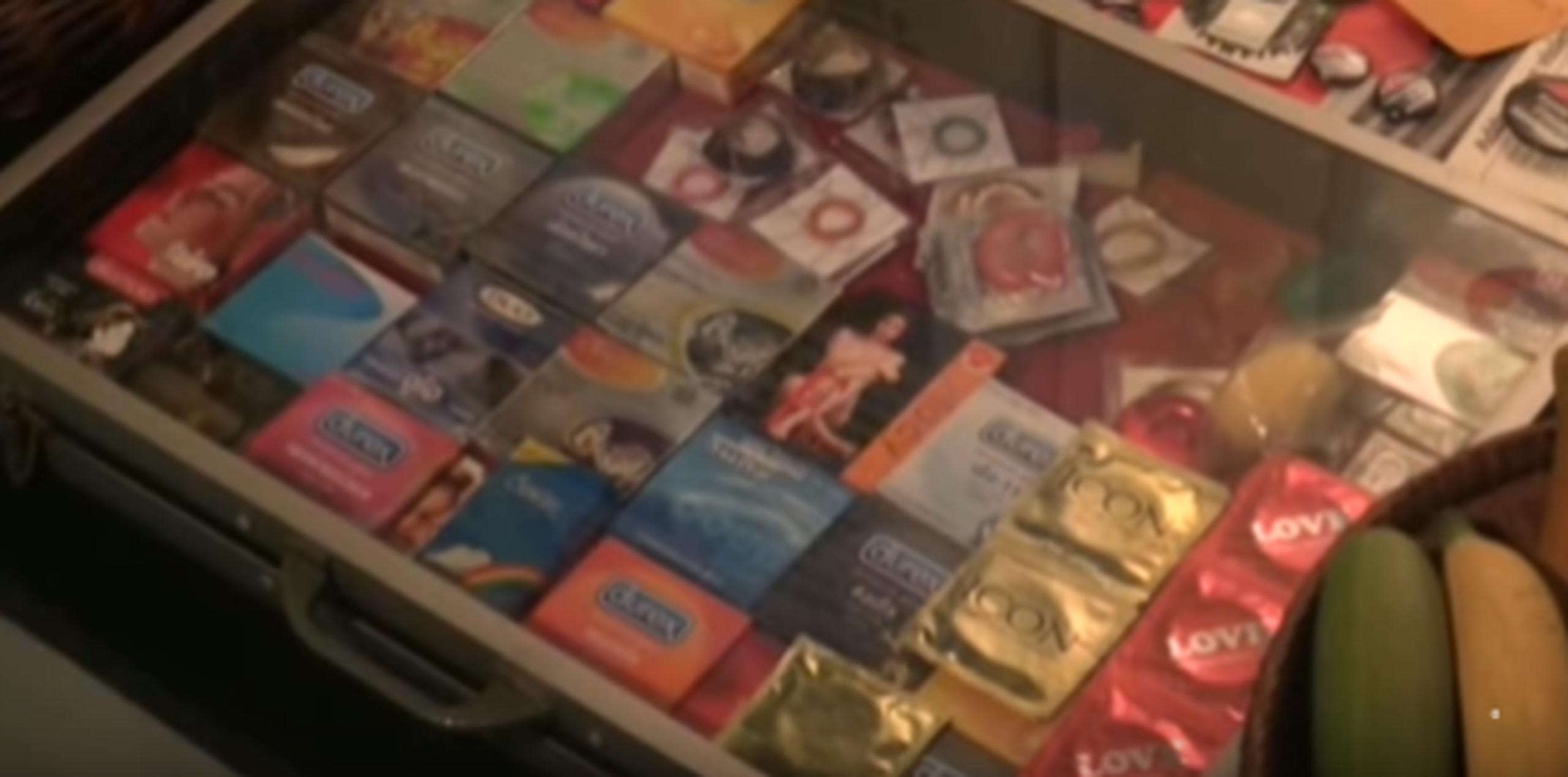 Tipos y tamaños de preservativos son parte de la exposición, para reflejar la continua "evolución" del sector. (EFE)