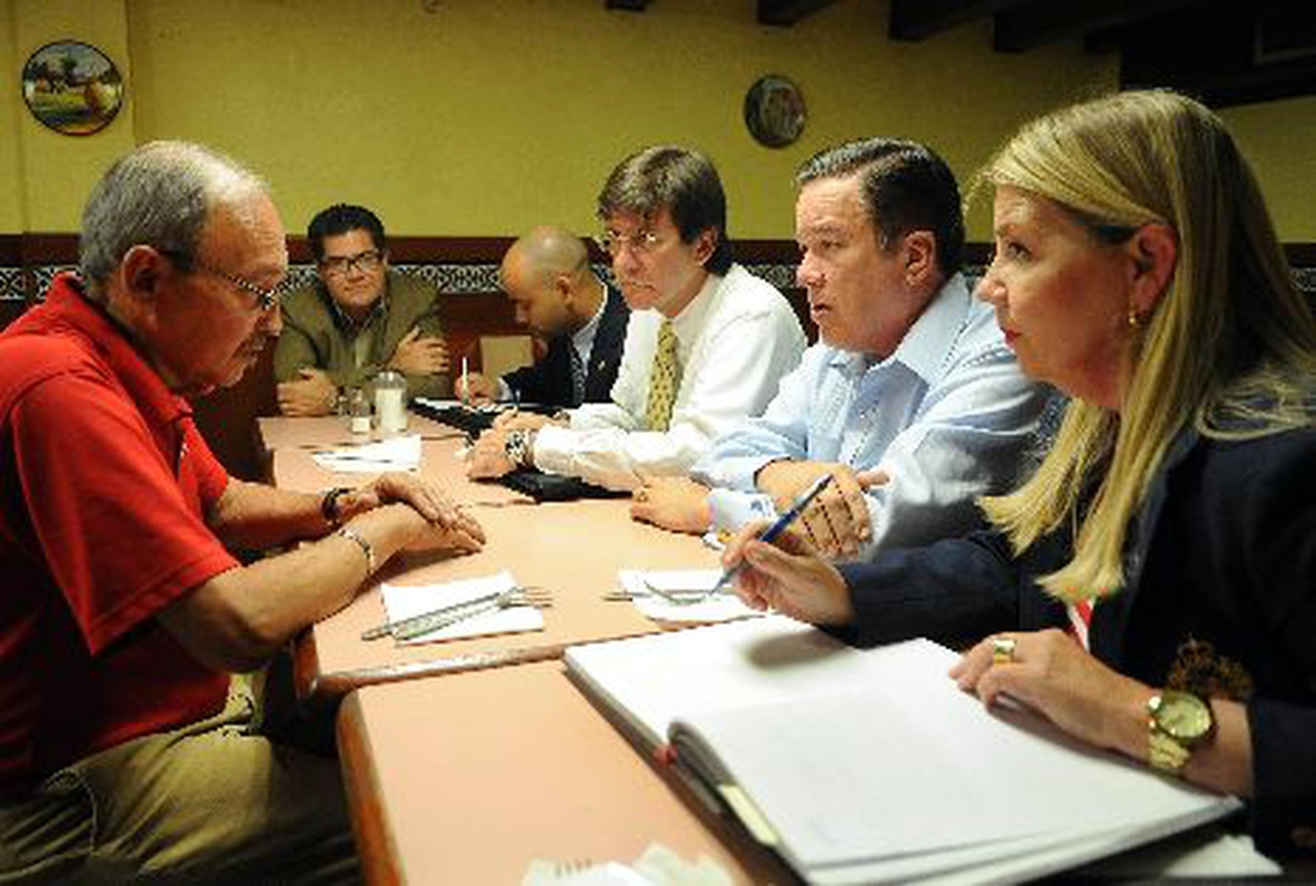 El gerente de La Bombonera, José López, conversa con funcionarios gubernamentales sobre la  situación actual del negocio. <font color="yellow">(Primera Hora / Ana María Abruña Reyes)</font>