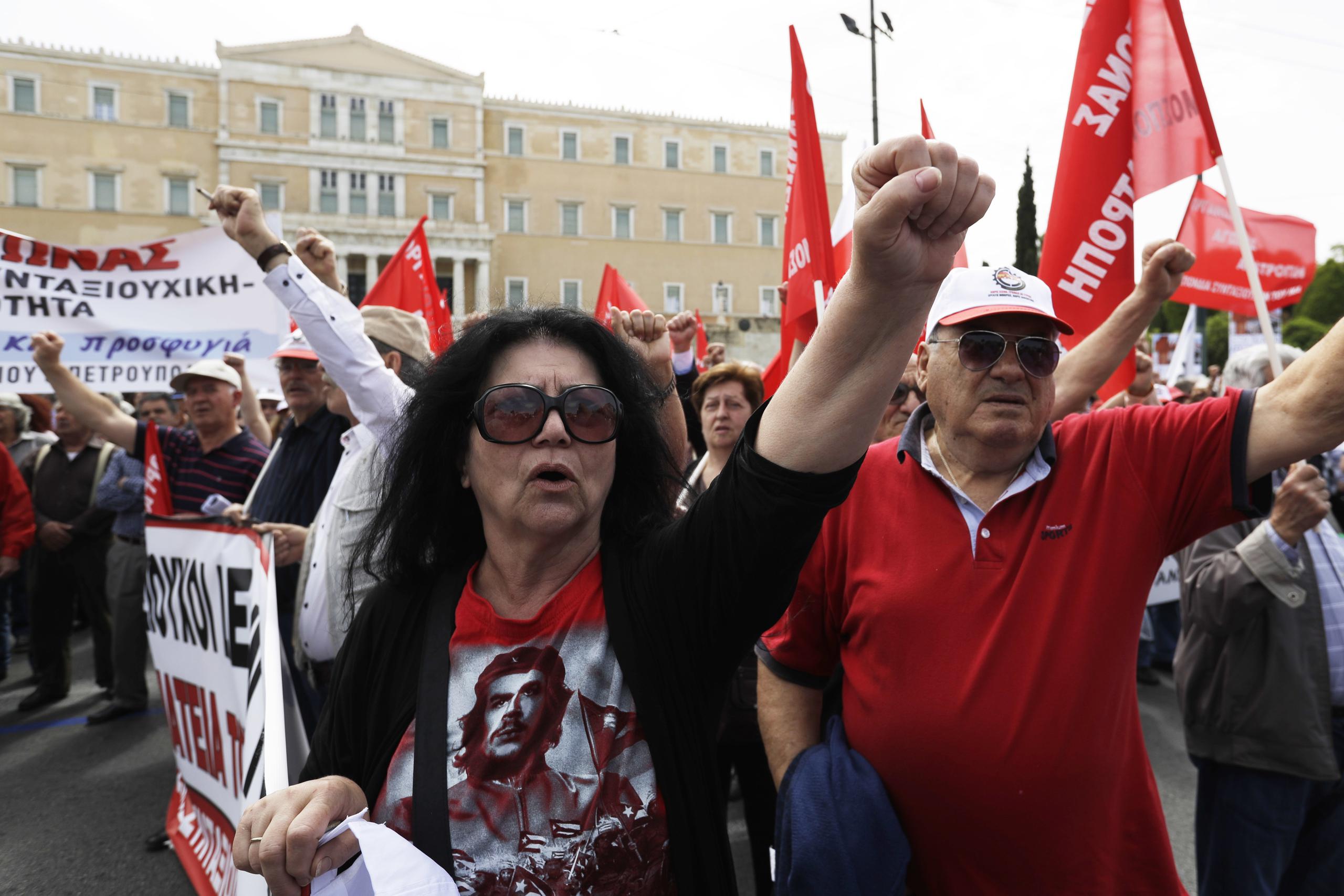 Manifestantes protestaron ante la sede del parlamento griego en Atenas. (AP/Thanassis Stavrakis)
