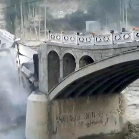 Colapsa histórico puente en Pakistán
