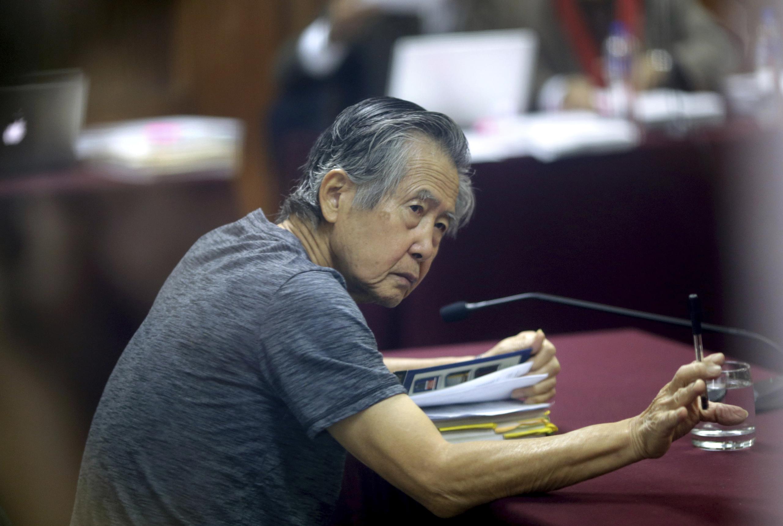 Fujimori cumple una condena de 25 años como autor intelectual de 25 asesinatos y lesiones graves durante su gestión (1990-2000) atribuidos a un escuadrón militar clandestino.