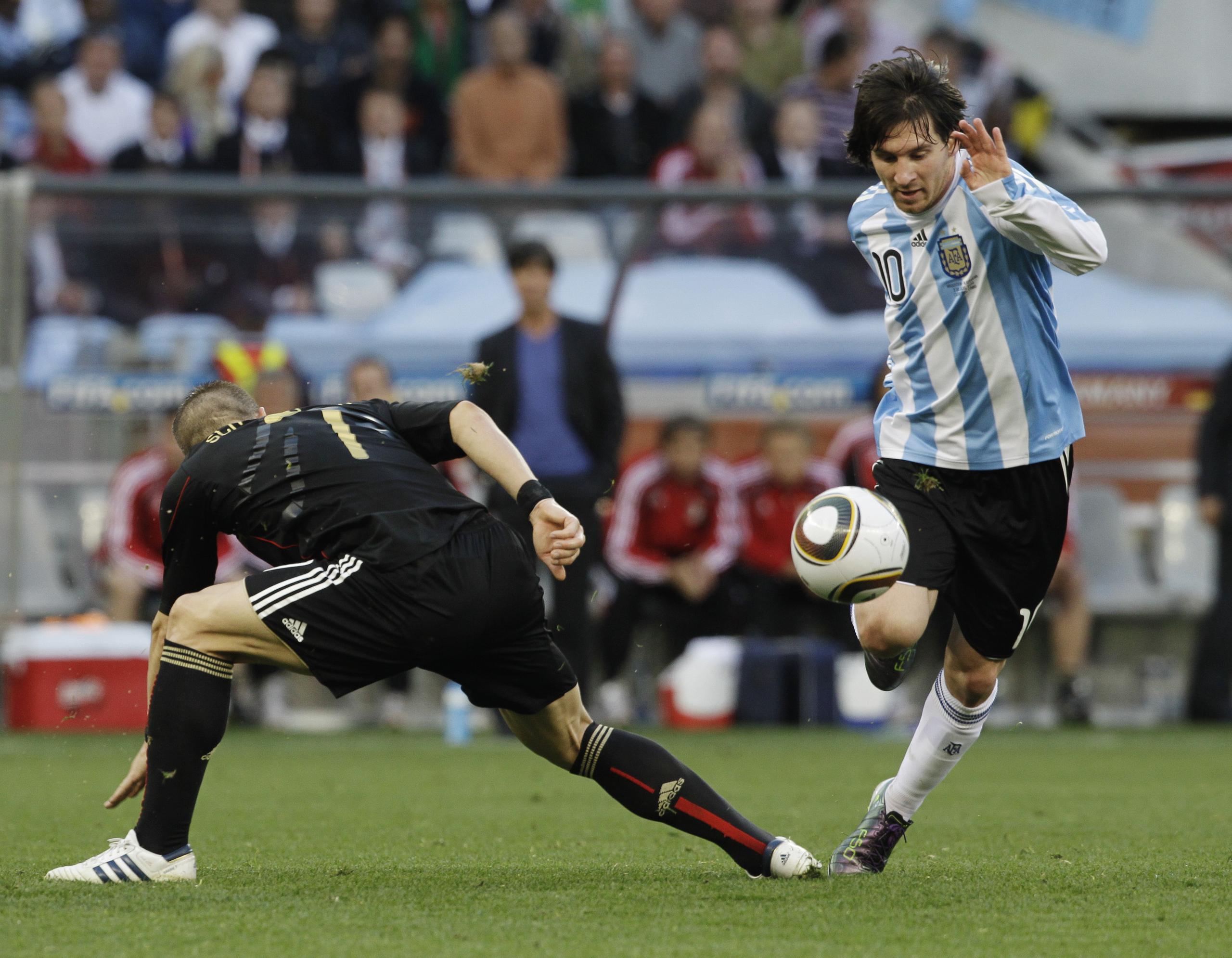 Lionel Messi (derecha) gambetea al alemán Bastian Schweinsteiger en los cuartos de final del Mundial 2010 en Ciudad del Cabo, Sudáfrica. el sábado 3 de julio de 2010. 