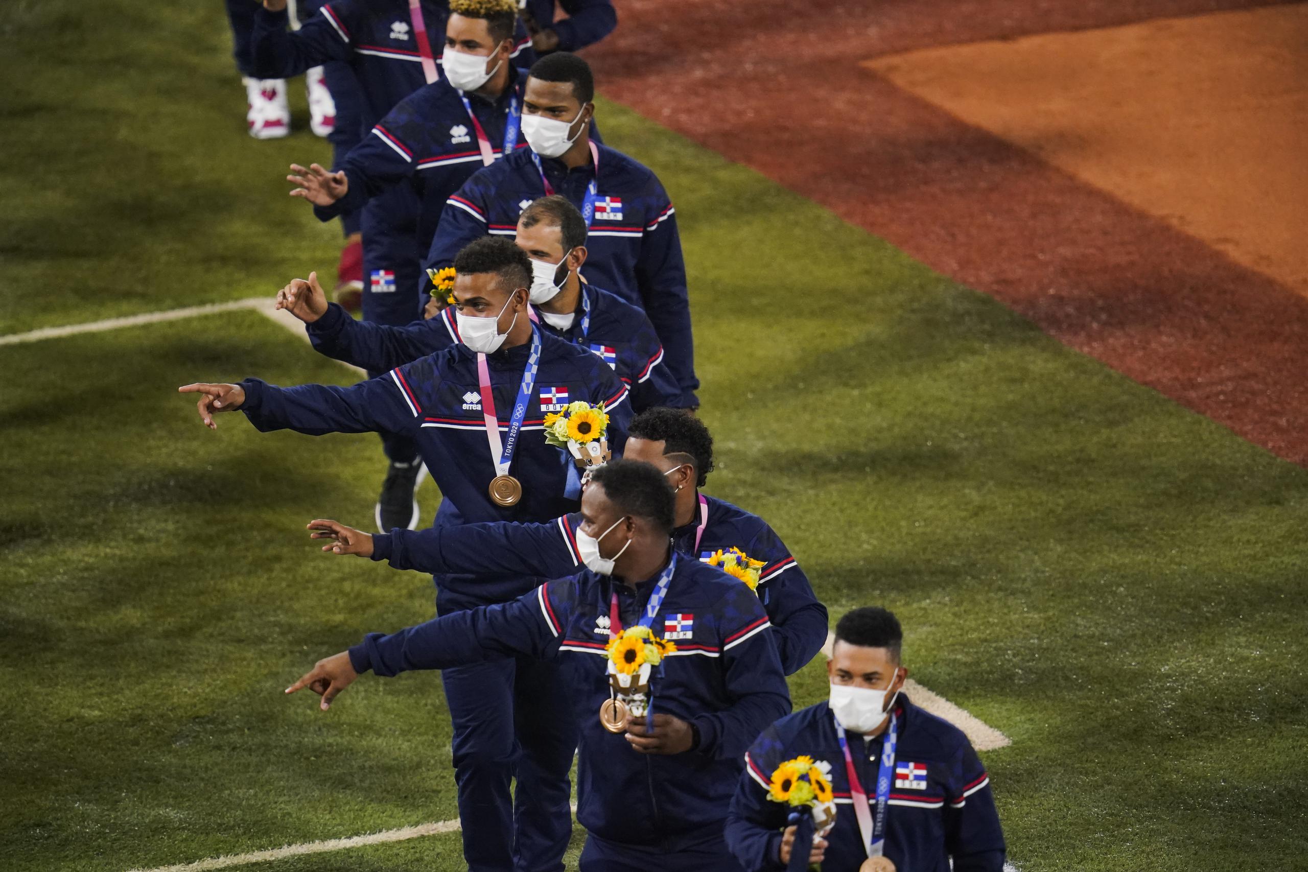 El equipo de República Dominicana celebra su medalla de bronce del béisbol durante la ceremonia de premiación del sábado.