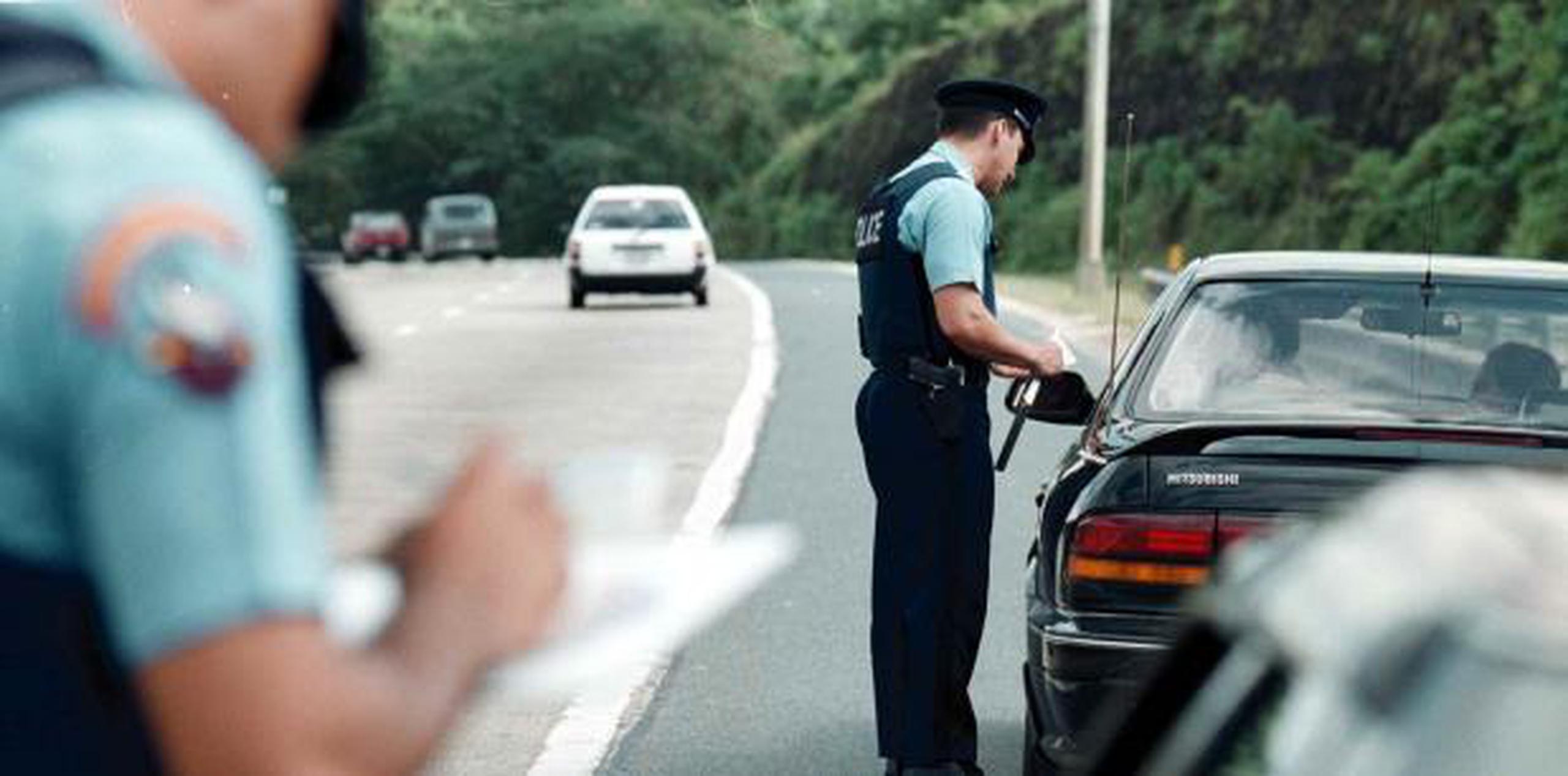 Dos policía expiden multas. (Archivo)