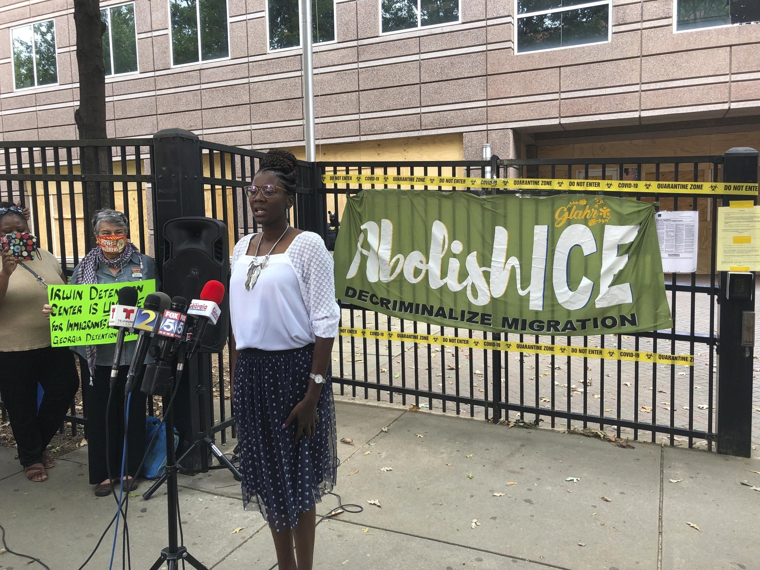 Dawn Wooten, enfermera en el Centro de Detención del condado Irwin, en Ocilla, Georgia, habla durante una conferencia de prensa en Atlanta para denunciar las condiciones de esa cárcel de inmigrantes.