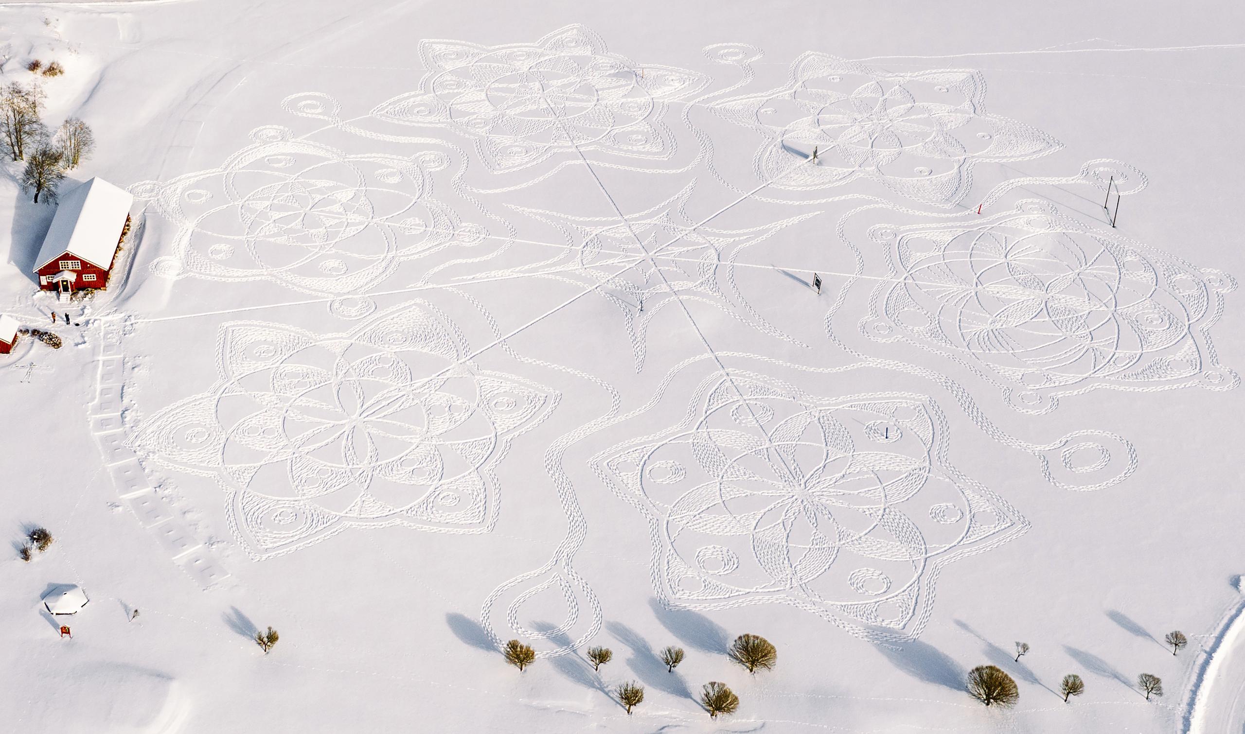 Es probablemente la obra de arte de estampado en nieve más grande en la historia del país nórdico.