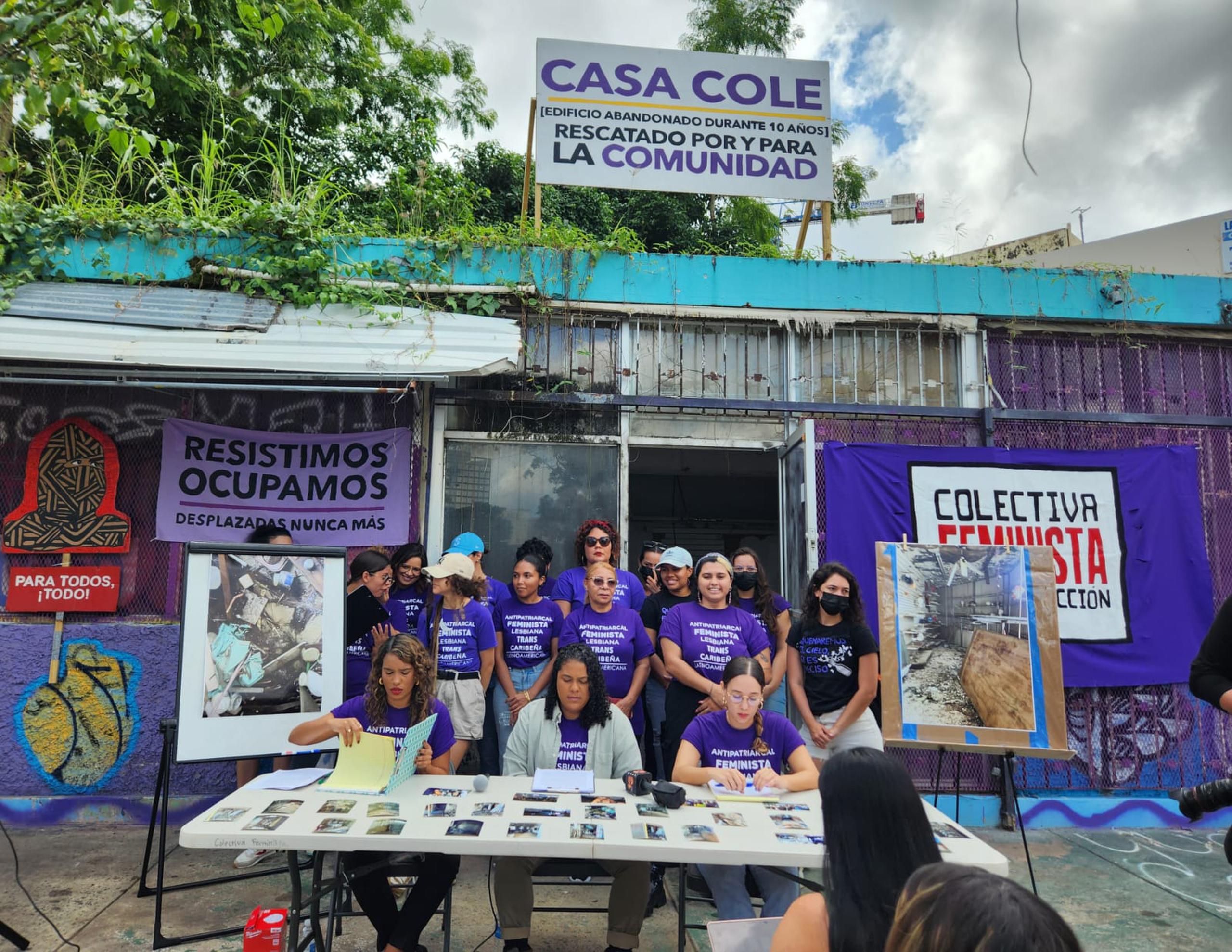 Miembros de la Colectiva Feminista en Construcción durante una conferencia de prensa frente al edificio en controversia en Río Piedras.