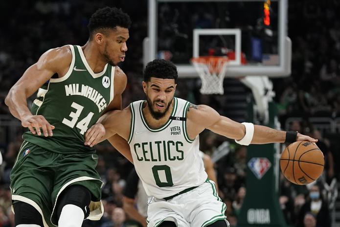 Jayson Tatum, de los Celtics de Boston, trata de eludir a Giannis Antetokounmpo, de los Bucks de Milwaukee, durante el sexto juego de su serie semifinal el viernes.
