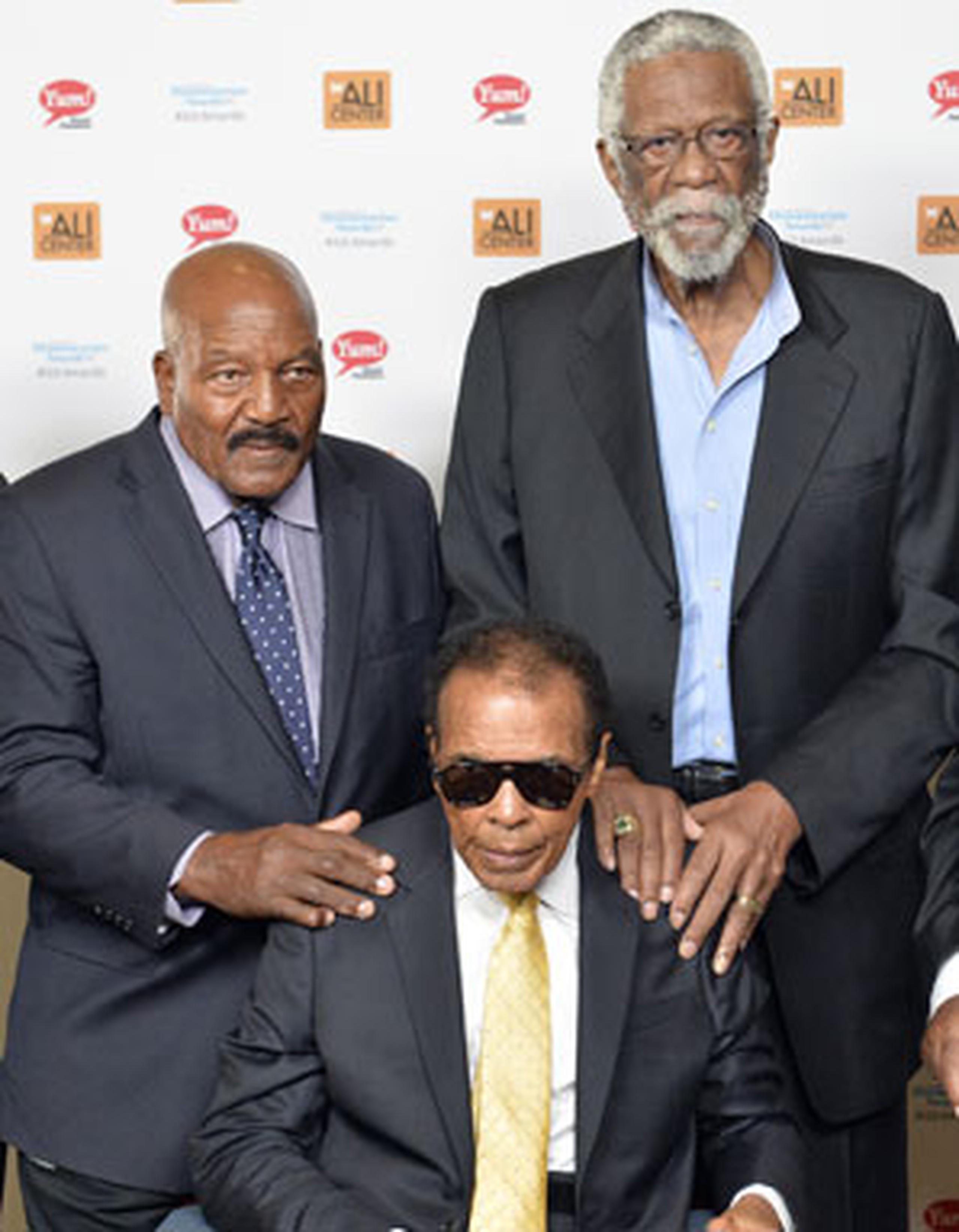 Jim Brown, a la izquierda, y Bill Russell, a la derecha, posan junto a Muhammad Ali. (AP / Timothy D. Easley)