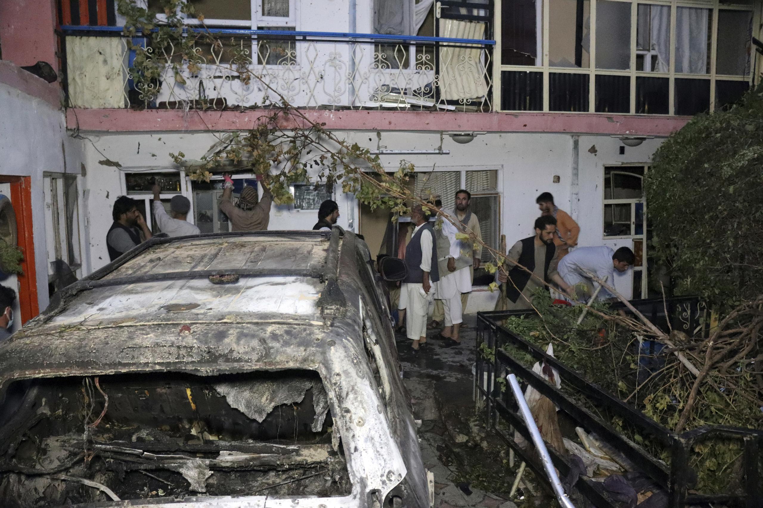 En esta fotografía del domingo 29 de agosto de 2021, algunas personas inspeccionan los daños en la casa de la familia Ahmadi después de un ataque con drones de Estados Unidos en Kabul, Afganistán. (AP Foto/Khwaja Tawfiq Sediqi, Archivo)