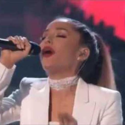 Ariana Grande canta junto con Christina Aguilera