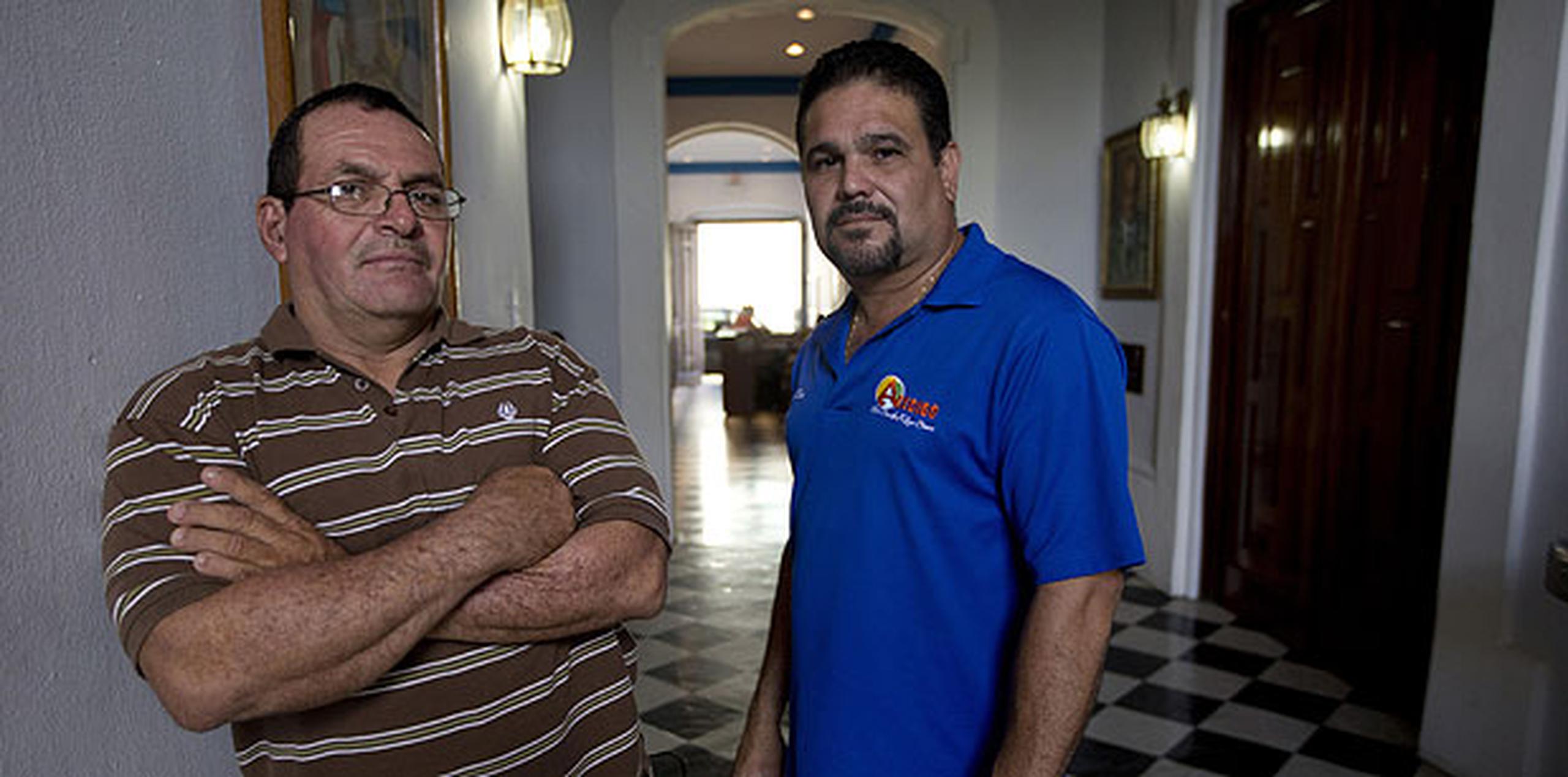 Skipper “Bobby” Hernández (izquierda) y Rubén Muñiz relatan algunas de las vivencias en el centro cultural arecibeño. (teresa.canino@gfrmedia.com)