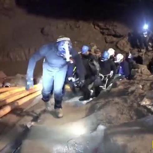 Varios niños salieron “dormidos” de la cueva en Tailandia