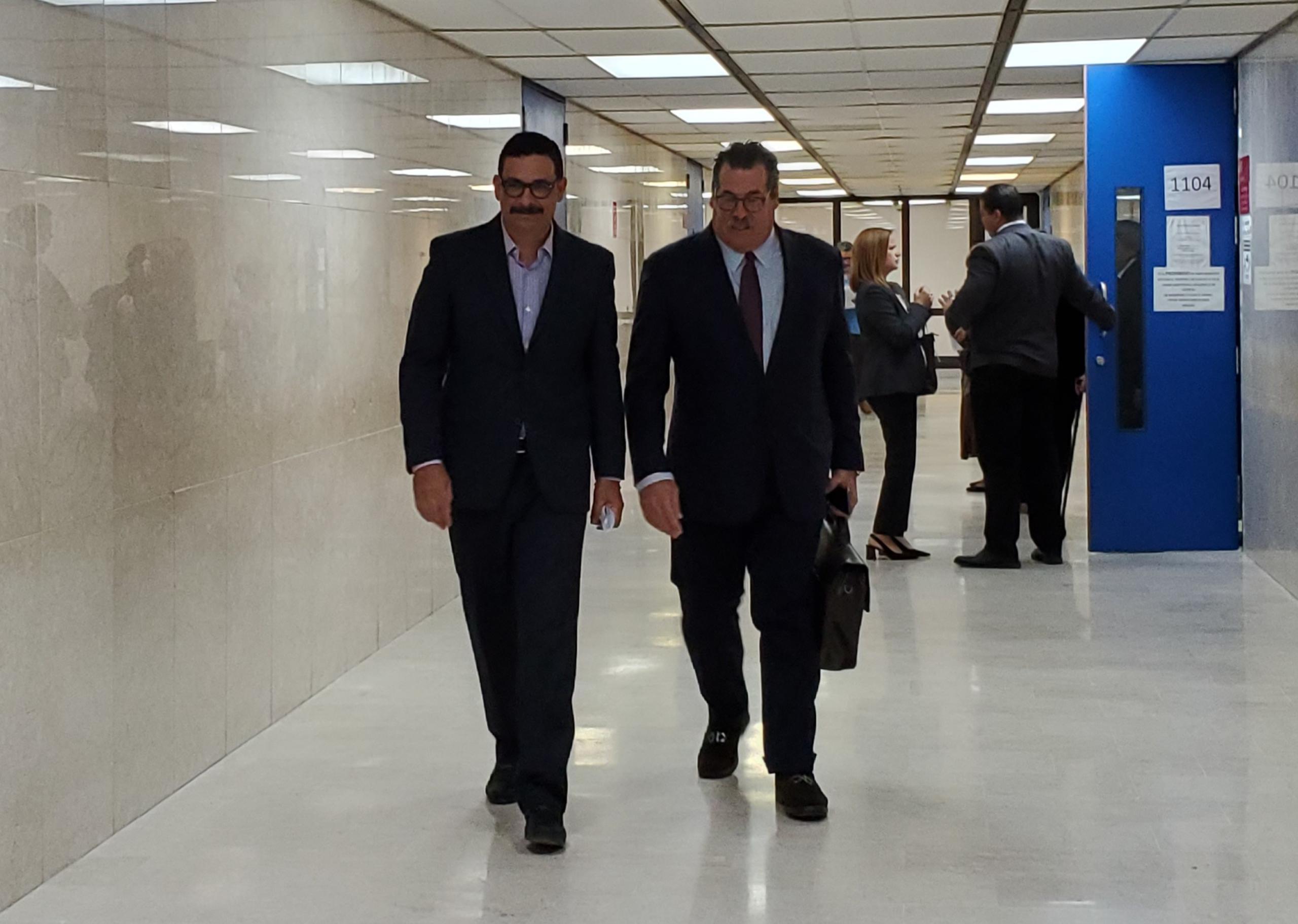 El expresidente de la Universidad de Puerto Rico (UPR), Uroyoán Walker Ramos, sale del tribunal acompañado de su abogado José Andrew Fuentes.