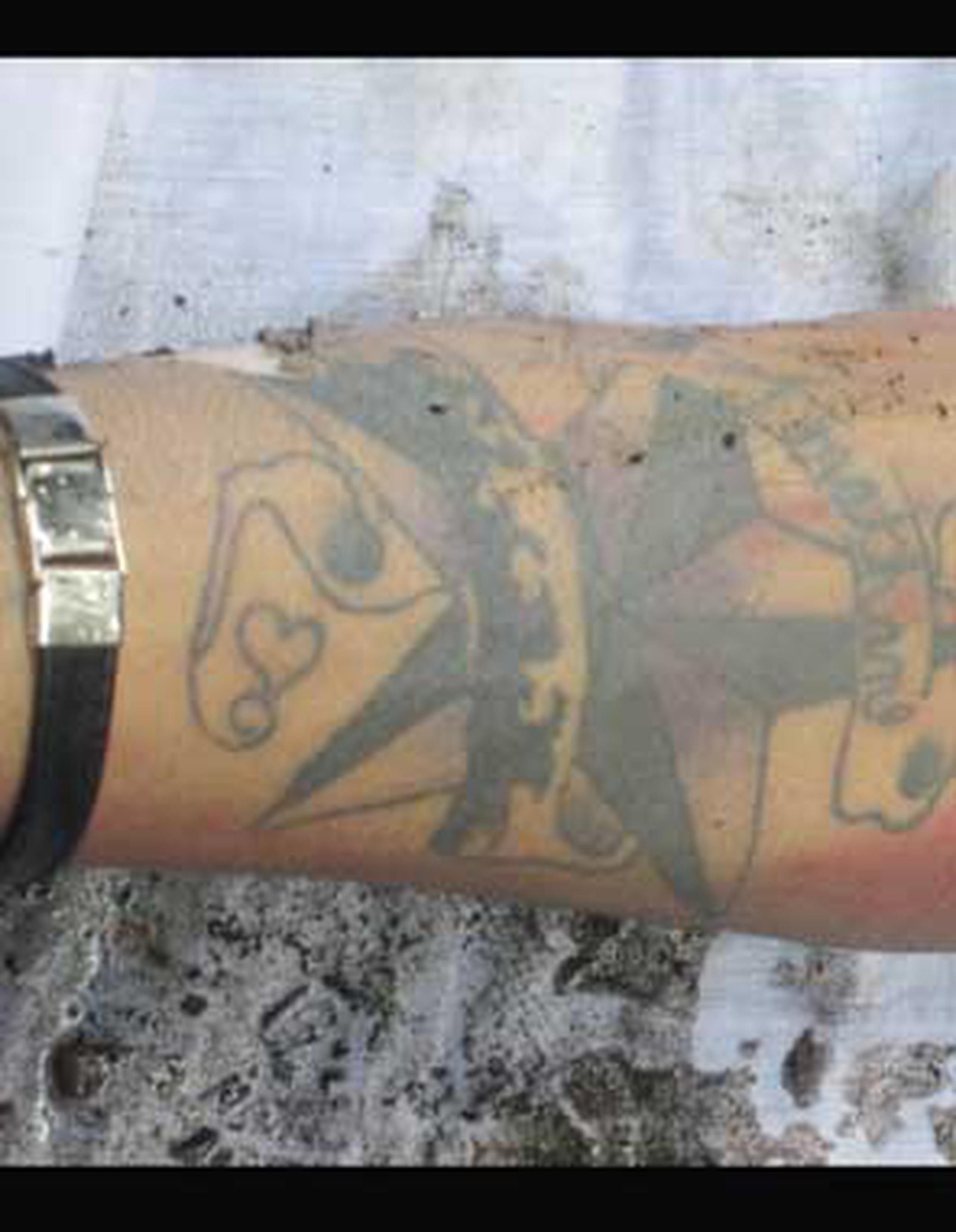 El occiso tenía un tatuaje en el brazo izquierdo con una estrella dentro del cual tiene el nombre de Jonathan y otro en la parte posterior de la pantorrilla derecha con el nombre de Lizmarie. (Suministrada)
