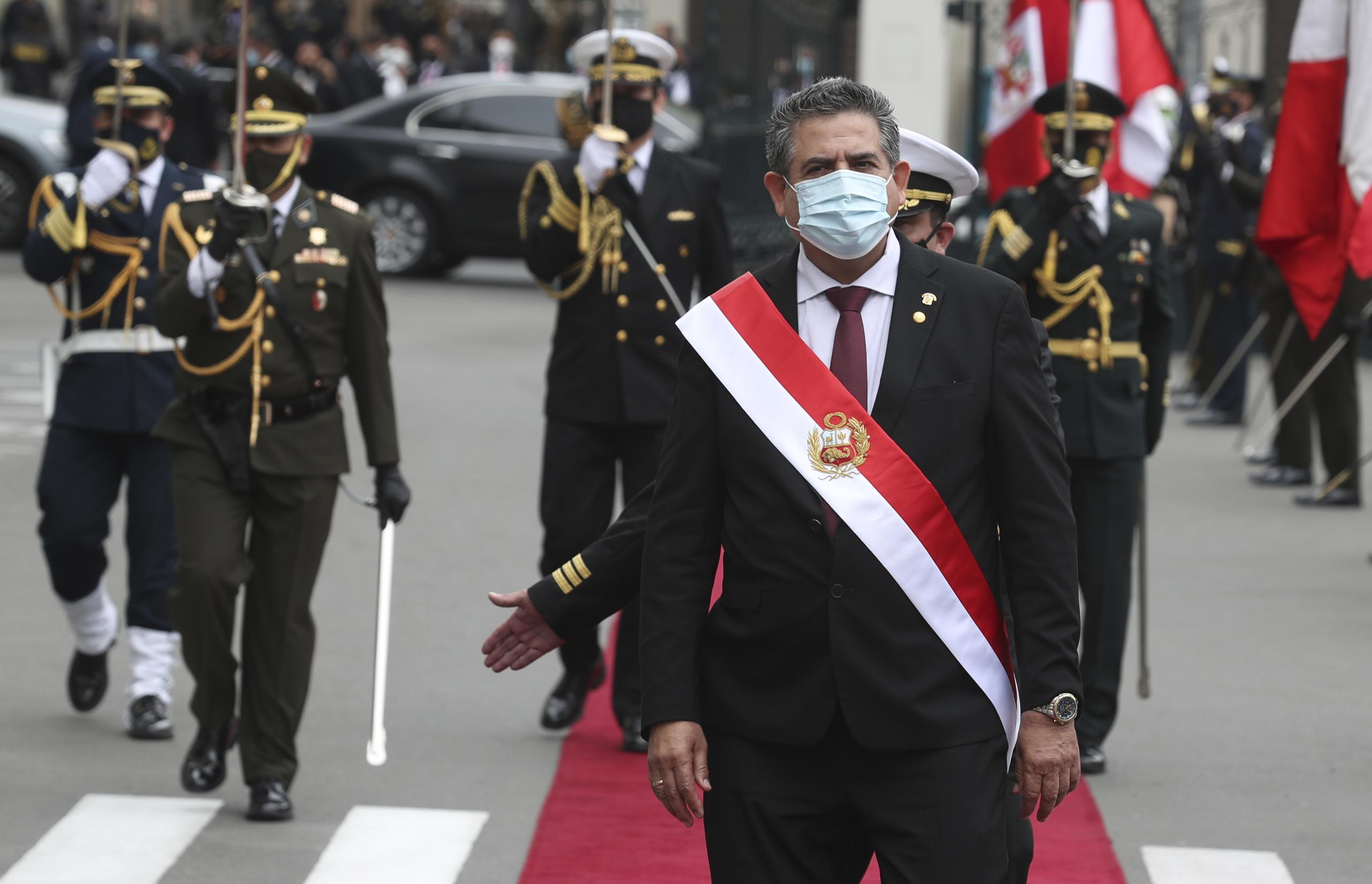 Manuel Merino camina afuera del edificio del Congreso luego de jurar como nuevo presidente de Perú en reemplazo de Martín Vizcarra, quien fue destituido por los legisladores la noche anterior en Lima.