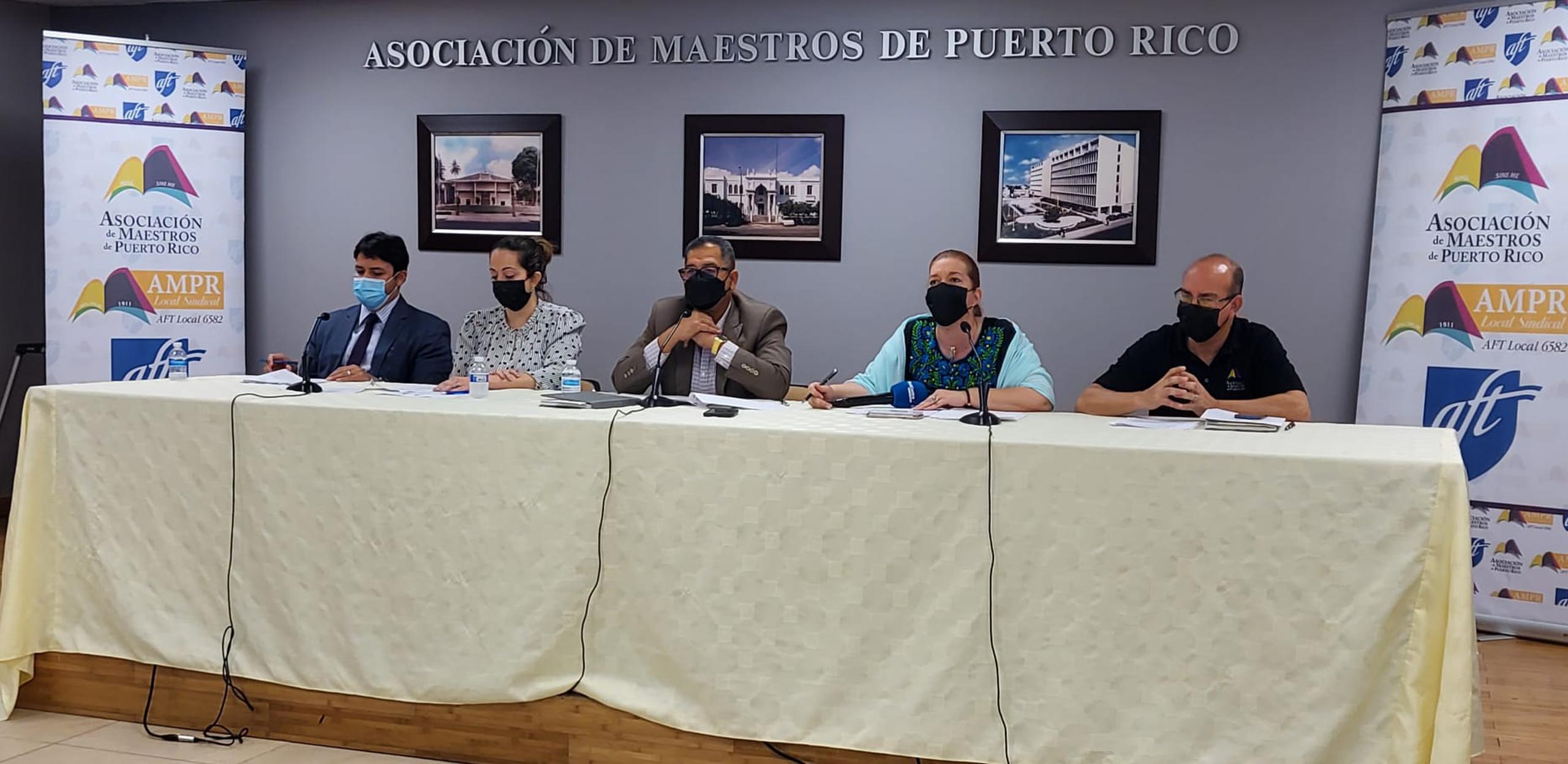 El presidente de la Asociación de Maestros, Víctor Bonilla, presentó la acción legal que han entablado ante la entrada en vigor del Plan de Ajuste de la Deuda.