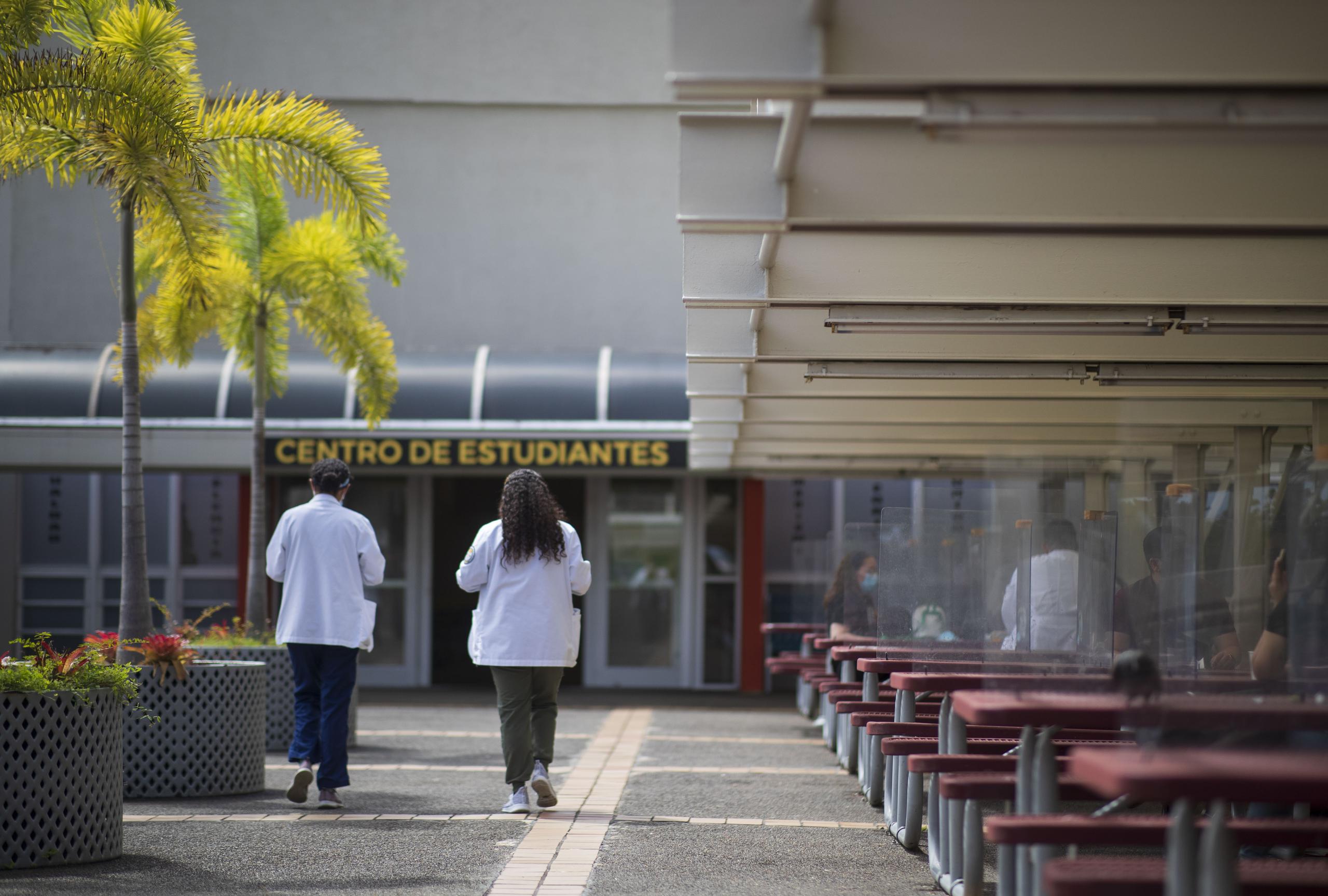 Entre los recintos y universidades consultados por Primera Hora, el Recinto de Ciencias Médicas de la Universidad de Puerto Rico es el que refleja mejores números, con el 97% de su población vacunada.