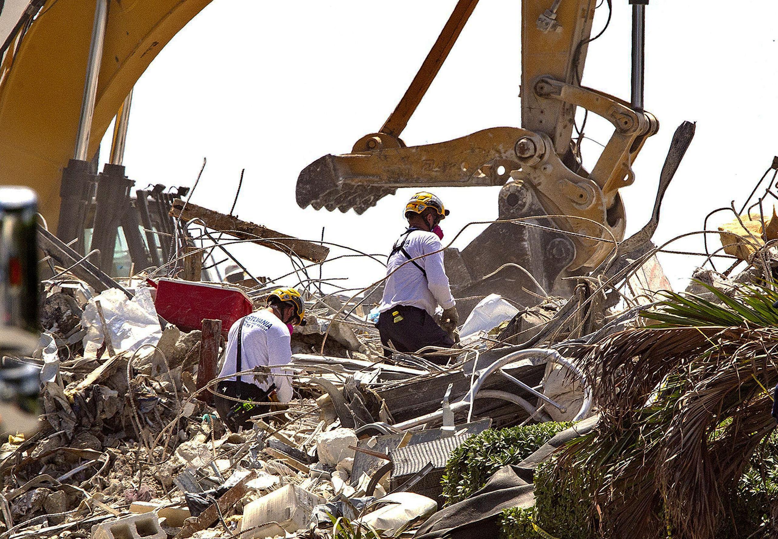 Cuadrillas de rescate buscan entre los escombros de Champlain Towers South en Surfside, Florida.