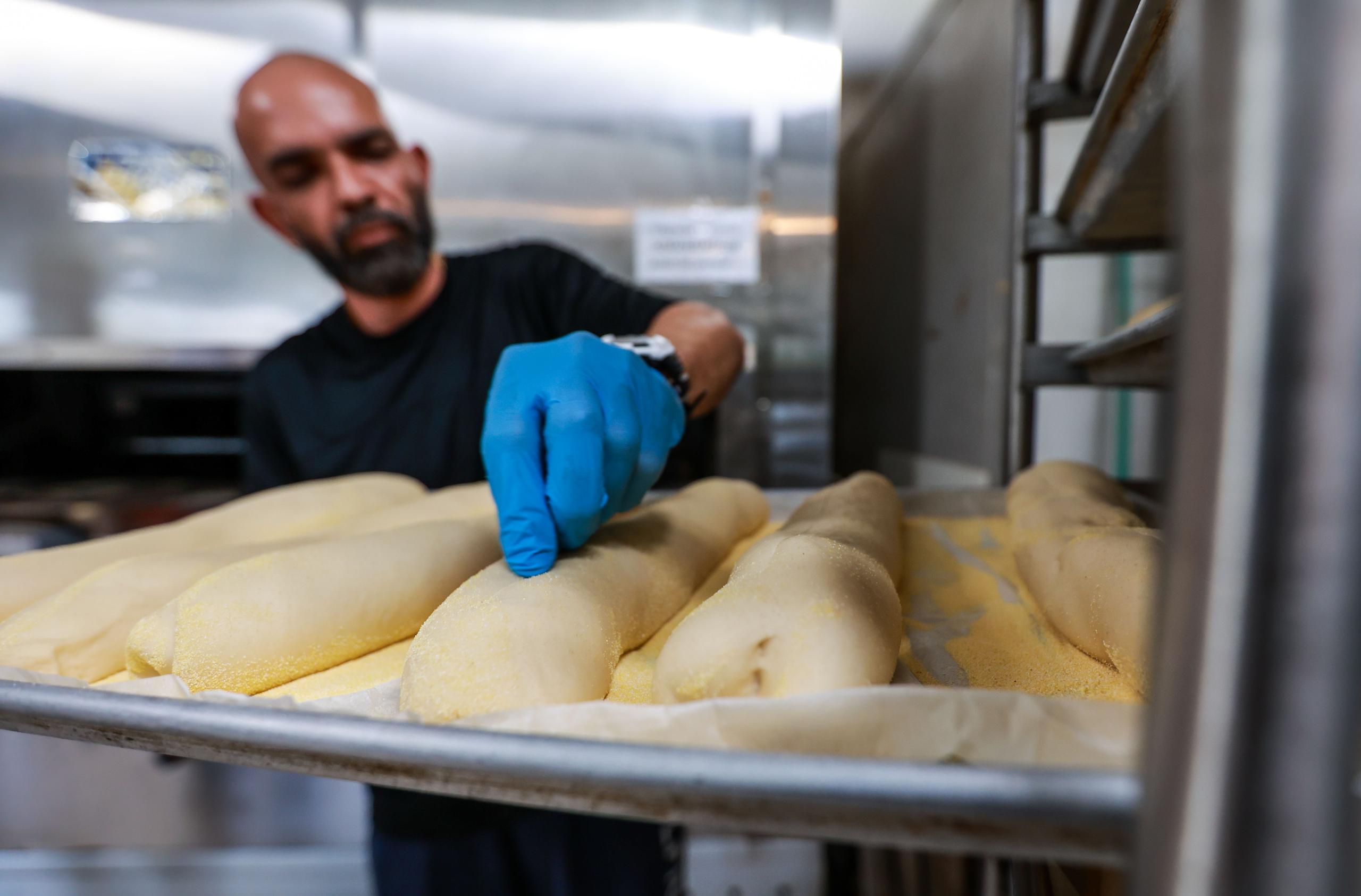 En la foto, José Raúl Ayala prepara los panes que irán al horno
