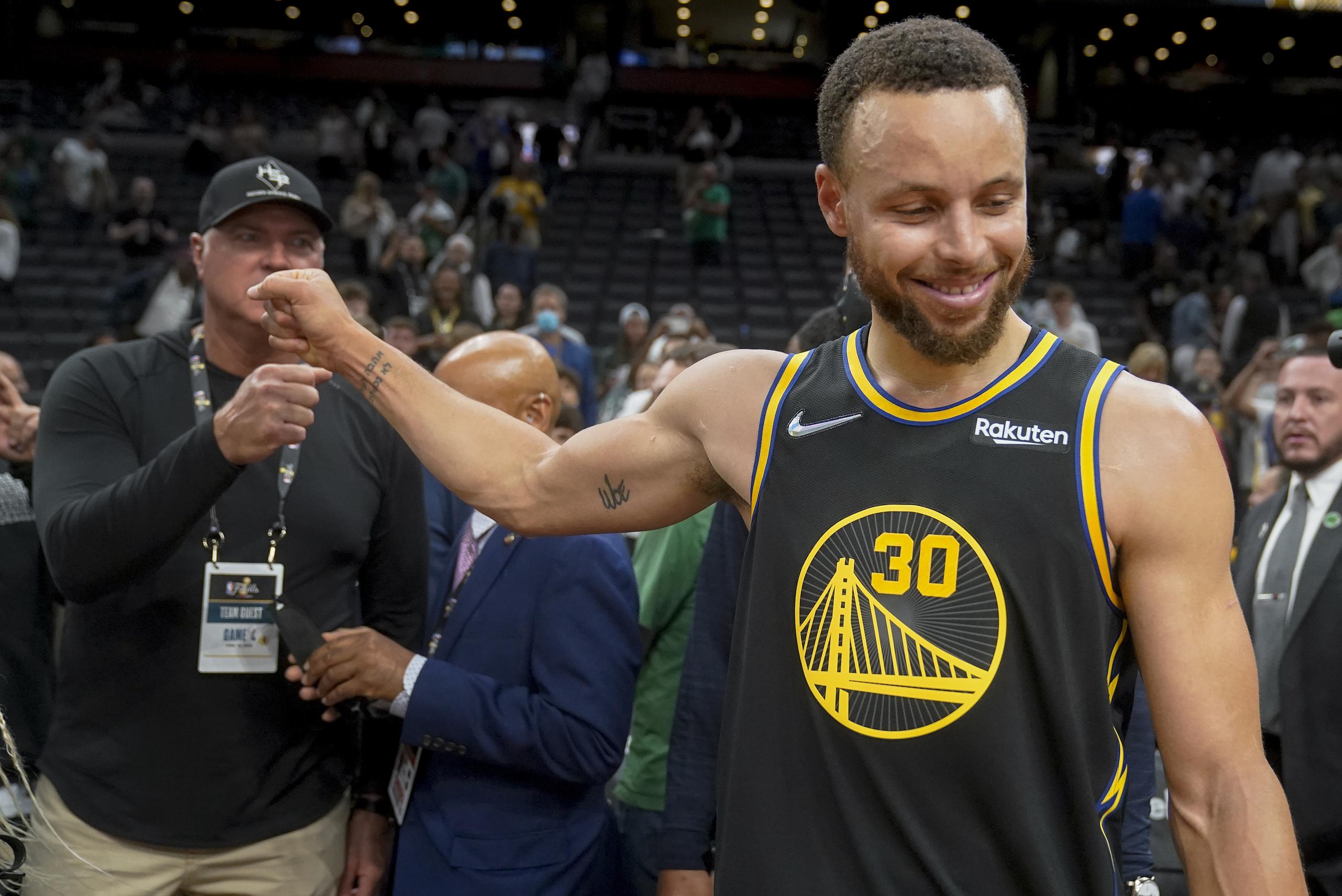 Stephen Curry, de los Warriors de Golden State, festeja tras la victoria sobre los Celtics de Boston en el cuarto partido de las Finales de la NBA, el viernes 10 de junio de 2022 (AP Foto/Steven Senne)