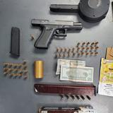 Arrestan dos jóvenes con arma ilegal y billetes falsos 
