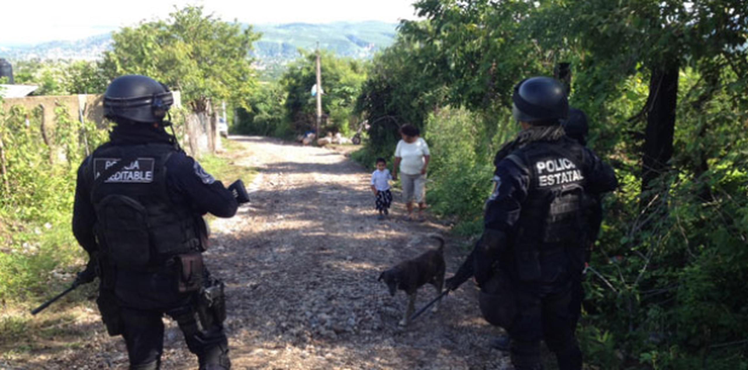 La fosa se encontró en un barranco alejado de la zona urbana de Iguala, en donde están trabajando elementos de la Marina y la policía ministerial del estado de Guerrero.(EFE)