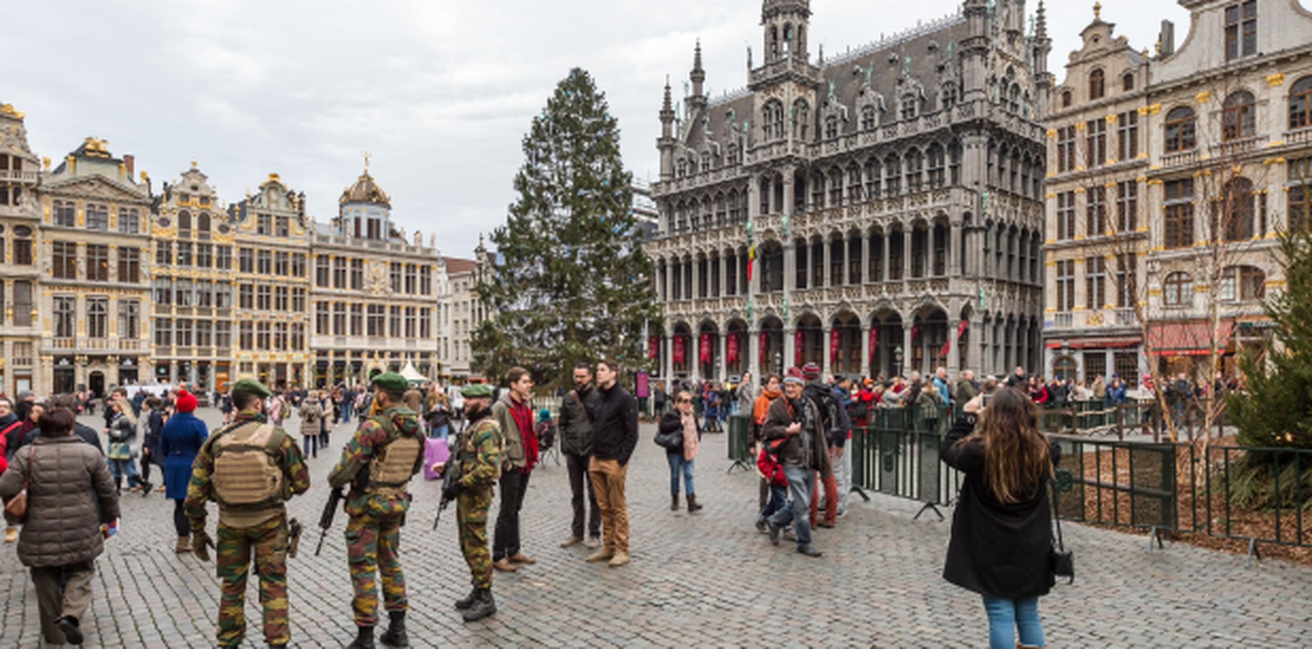 Policías y militares se mantienen patrullando las principales avenidas y plazas de Bruselas y otras ciudades belgas ante las amenazas terroristas. (AP/Geert Vanden Wijngaert)
