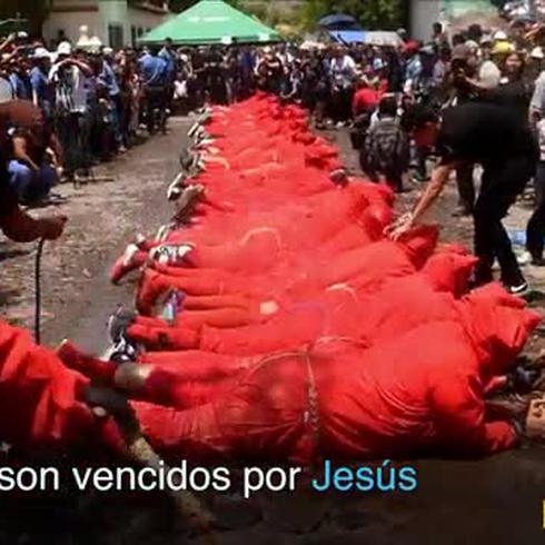 A latigazo limpio, "purifican" a la gente en El Salvador