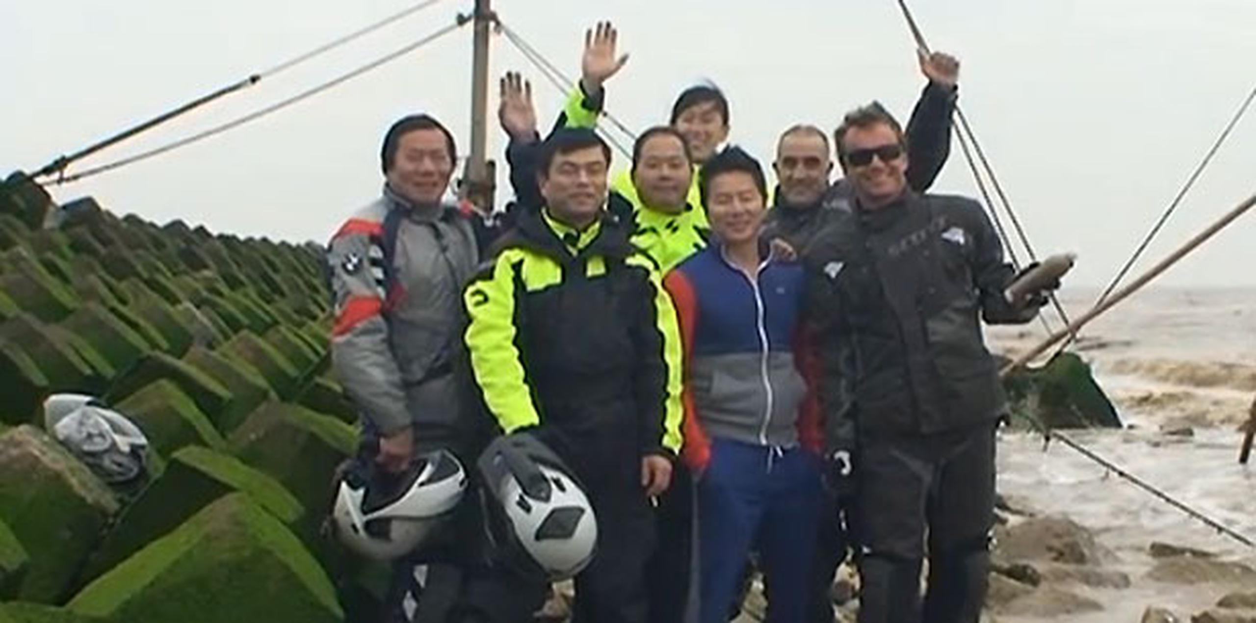 El aventurero español Ricard Tomás, junto con un brasileño y cinco chinos, intentará ser el primero en ir en moto desde la ciudad china de Shanghái, a orillas del océano Pacífico, hasta Lisboa, junto al Atlántico. (EFE)
