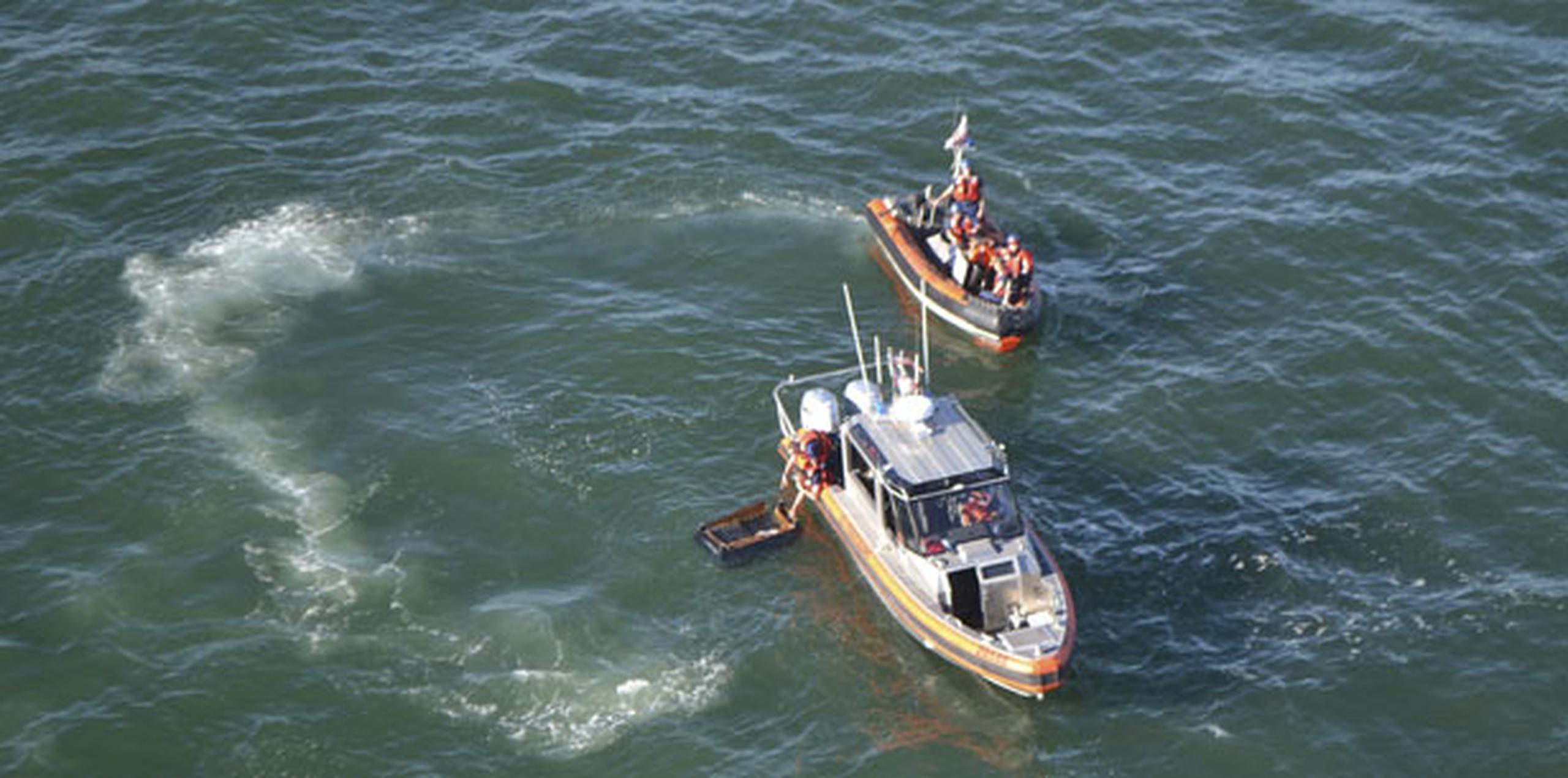 El velero de 34 pies llamado Khaleesi transportaba 27 adultos y tres niños cuando zozobró por razones aún desconocidas la tarde del sábado. (AP)