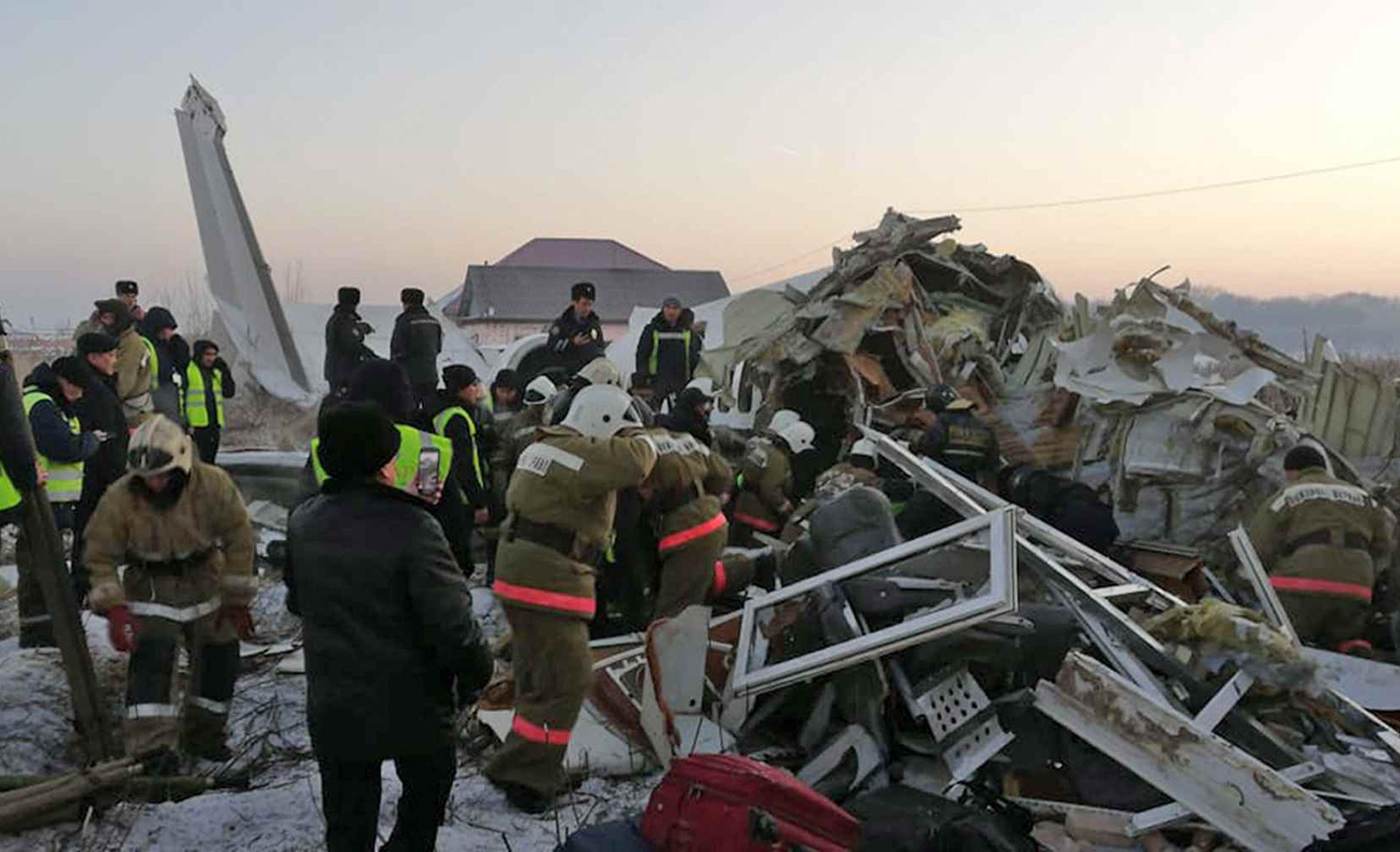 El avión se estrelló contra una barrera de concreto y un inmueble de dos niveles. (Ministerio de Situaciones de Emergencia de la República de Kazajistán vía AP)