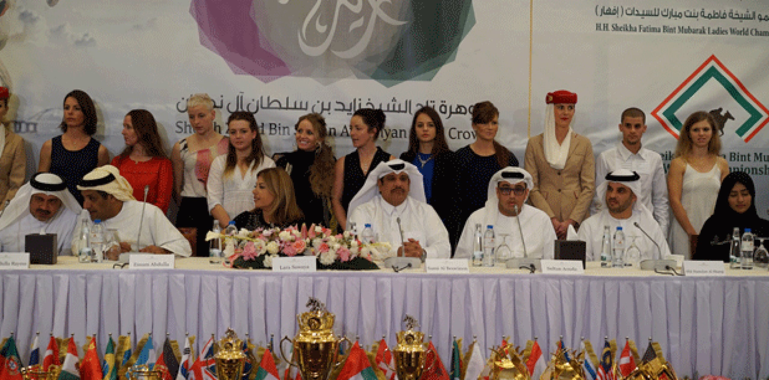 Hoy se llevó a cabo en Abu Dhabi la conferencia de prensa de la carrera final de la federación internacional de escuelas hípicas y en la que Puerto Rico será representado por Jomar Torres, segundo atrás desde la derecha en la foto. (Cortesía de Alberto Rodríguez)
