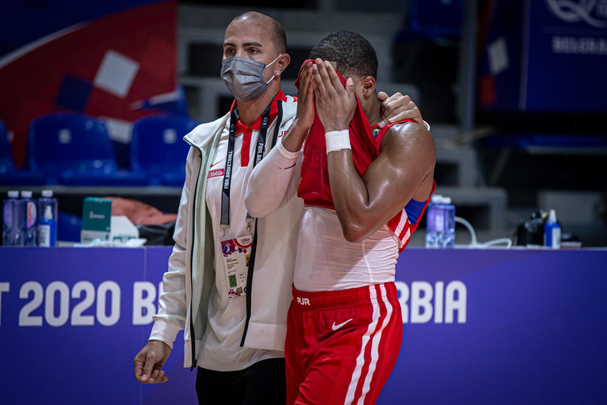 El gerente general de la selección nacional, Carlos Arroyo, aparece en esta foto de archivo consolando al armador Gary Browne durante un momento de frustración en el pasado torneo de Repechaje Olímpico en Serbia.