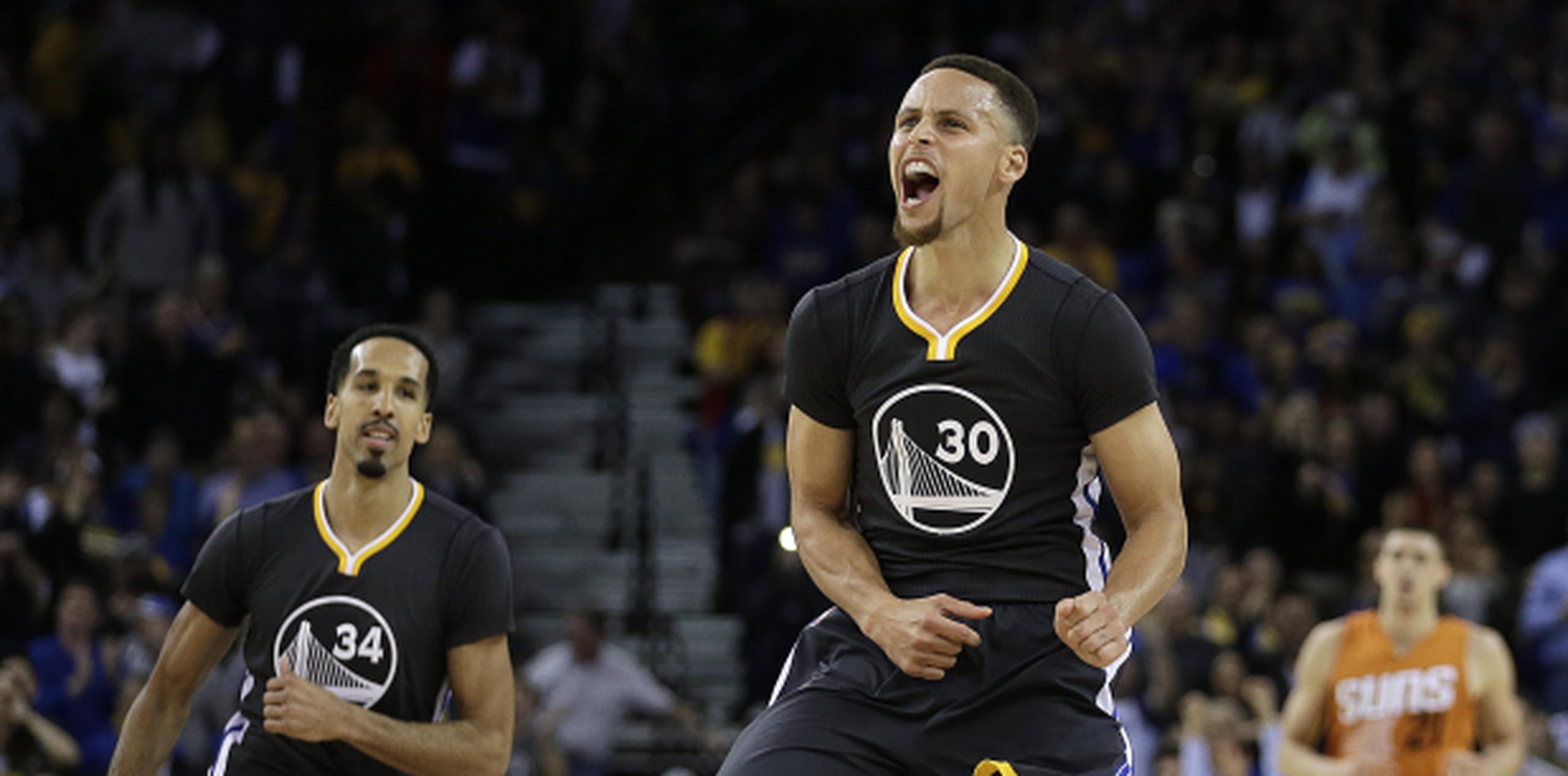 Curry celebra un canasto ante los Suns en el triunfo de Golden State. (AP)
