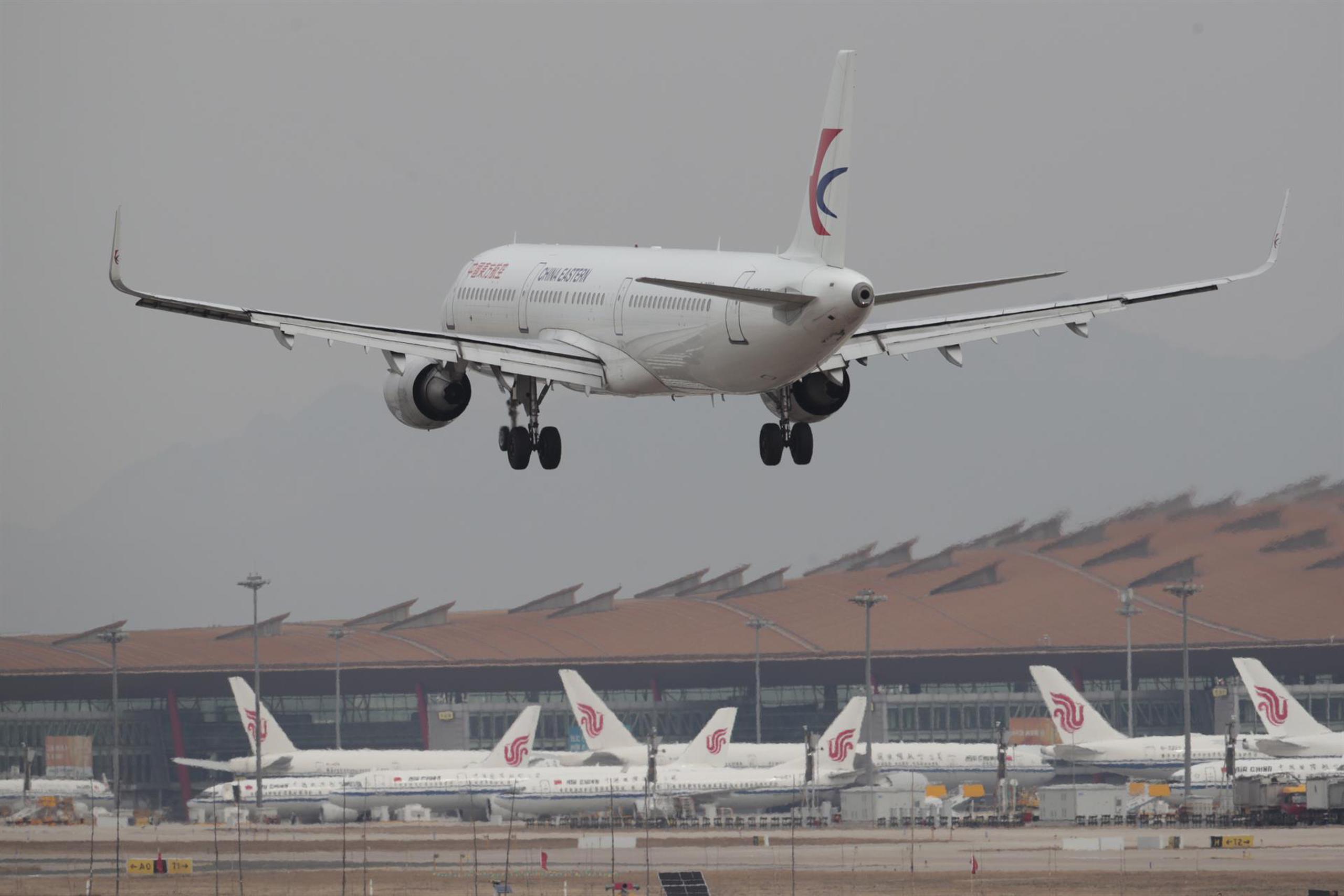 Un avión de la aerolínea China Eastern durante su aterrizaje en el Aeropuerto Internacional de Beijing el 22 de marzo de 2022.