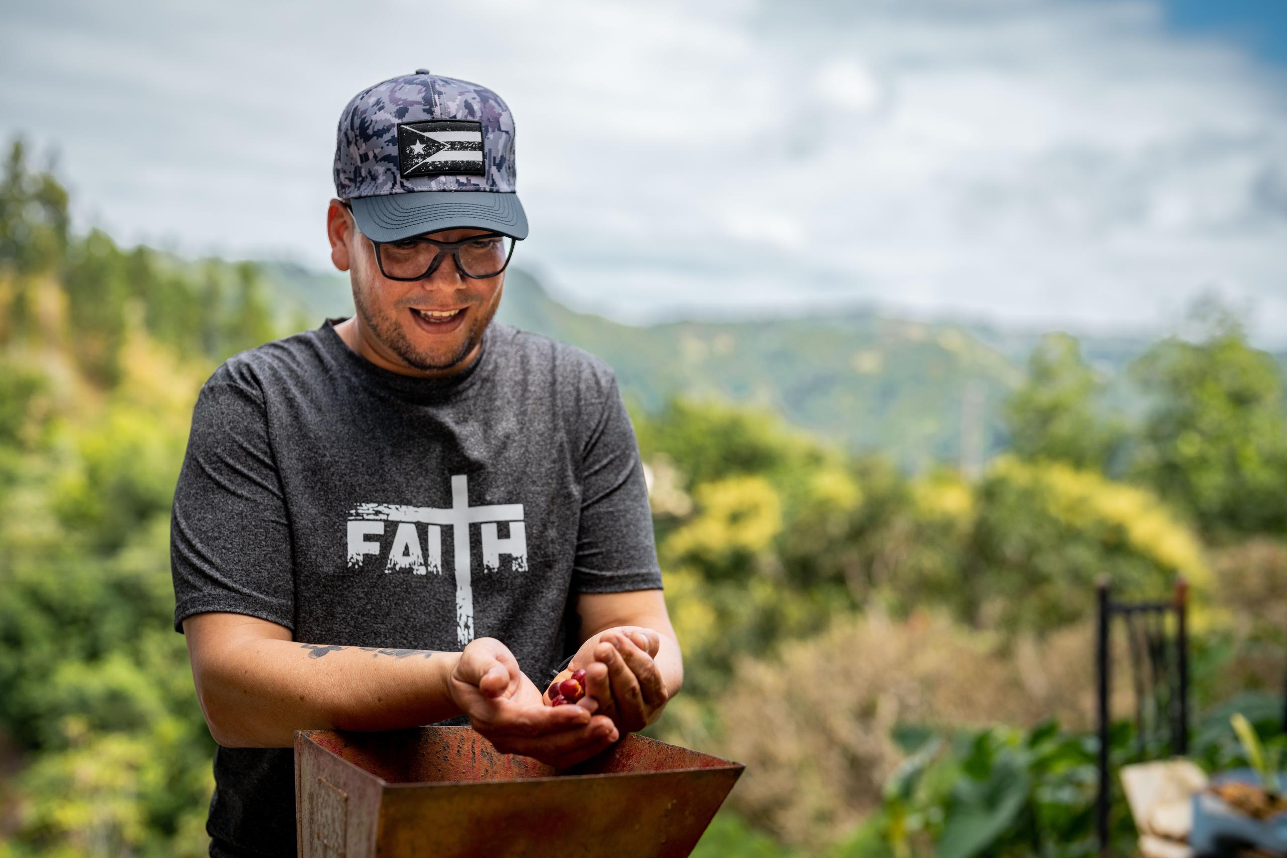  José Torres Morales cosecha y produce su propio café. 