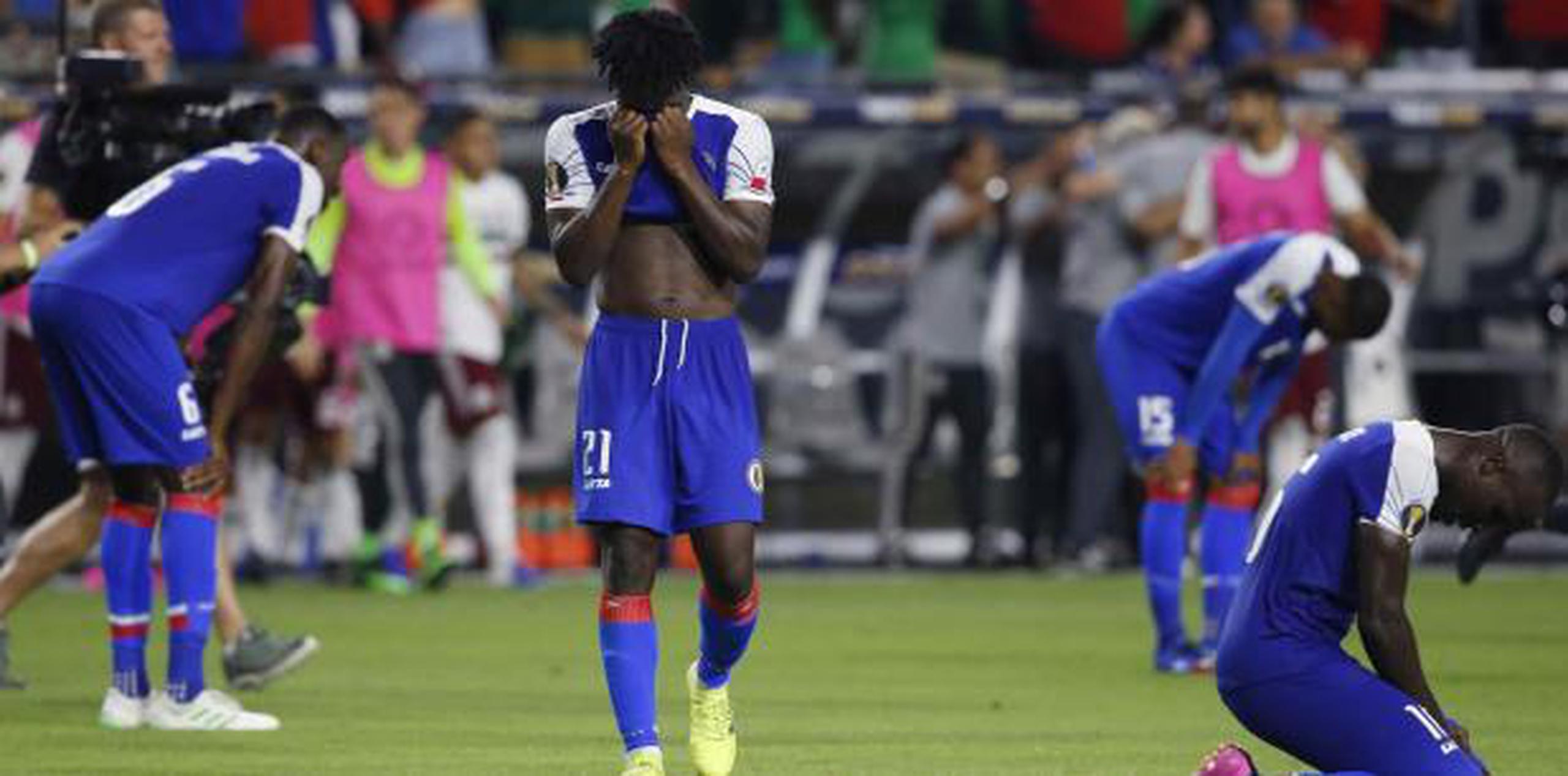 Los jugadores de Haití no disimulan su tristeza tras la derrota. (AP)