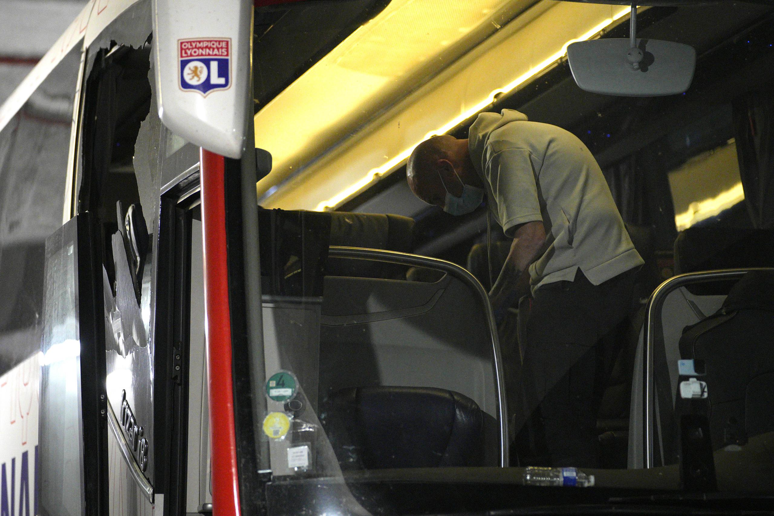 Un policía toma huellas dactilares en un autobús en el que viajaba el equipo de fútbol Lyon hacia el Estadio Velódromo para un encuentro de la League One francesa entre el Olympique de Marsella y el Lyon, en Marsella, Francia, el domingo 29 de octubre de 2023.