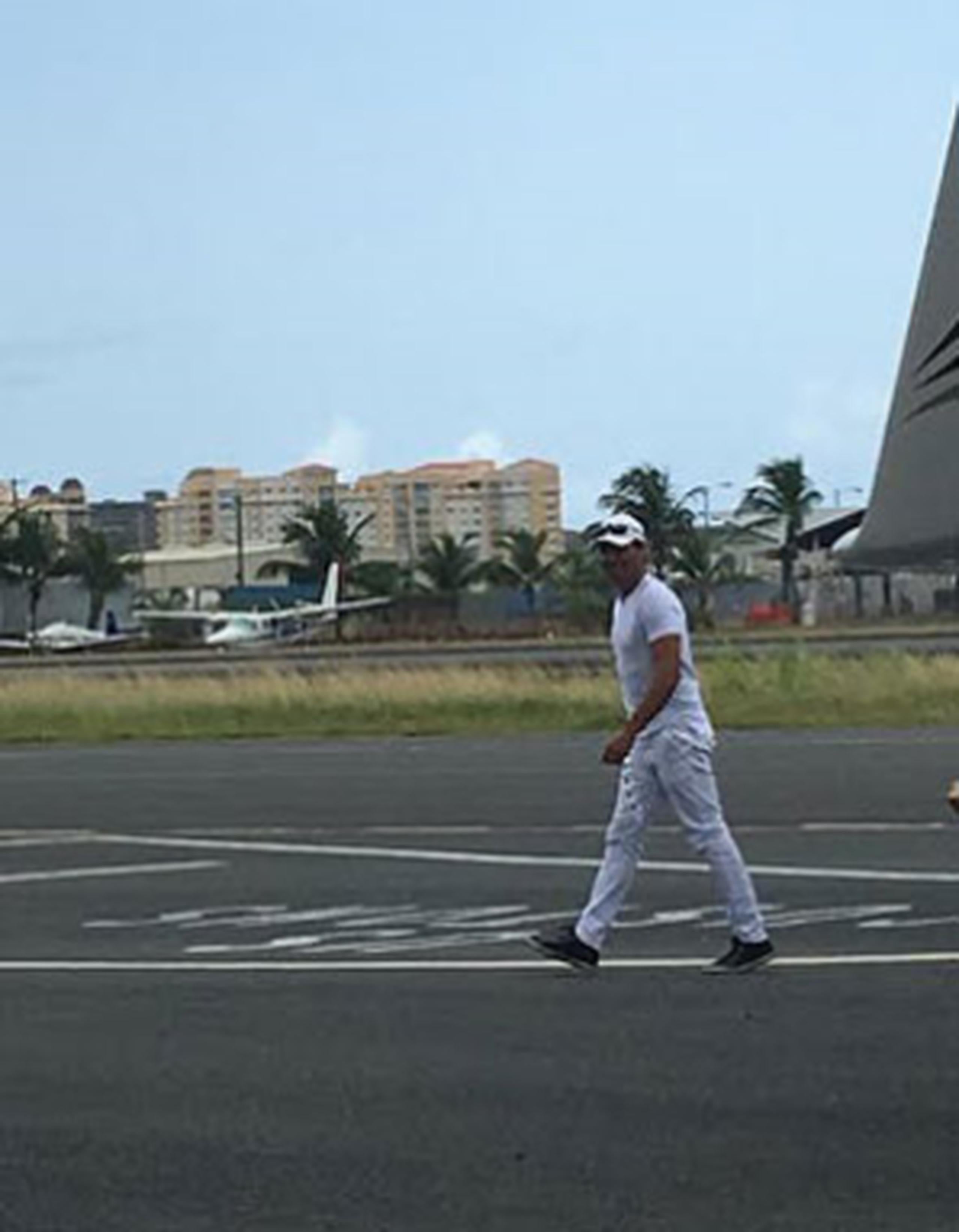 Tanto el vocalista como su esposa e hijos vestían atuendos color blanco, apropiados para el fuerte calor caribeño. (Alfredo Rolón / Para Primera Hora)