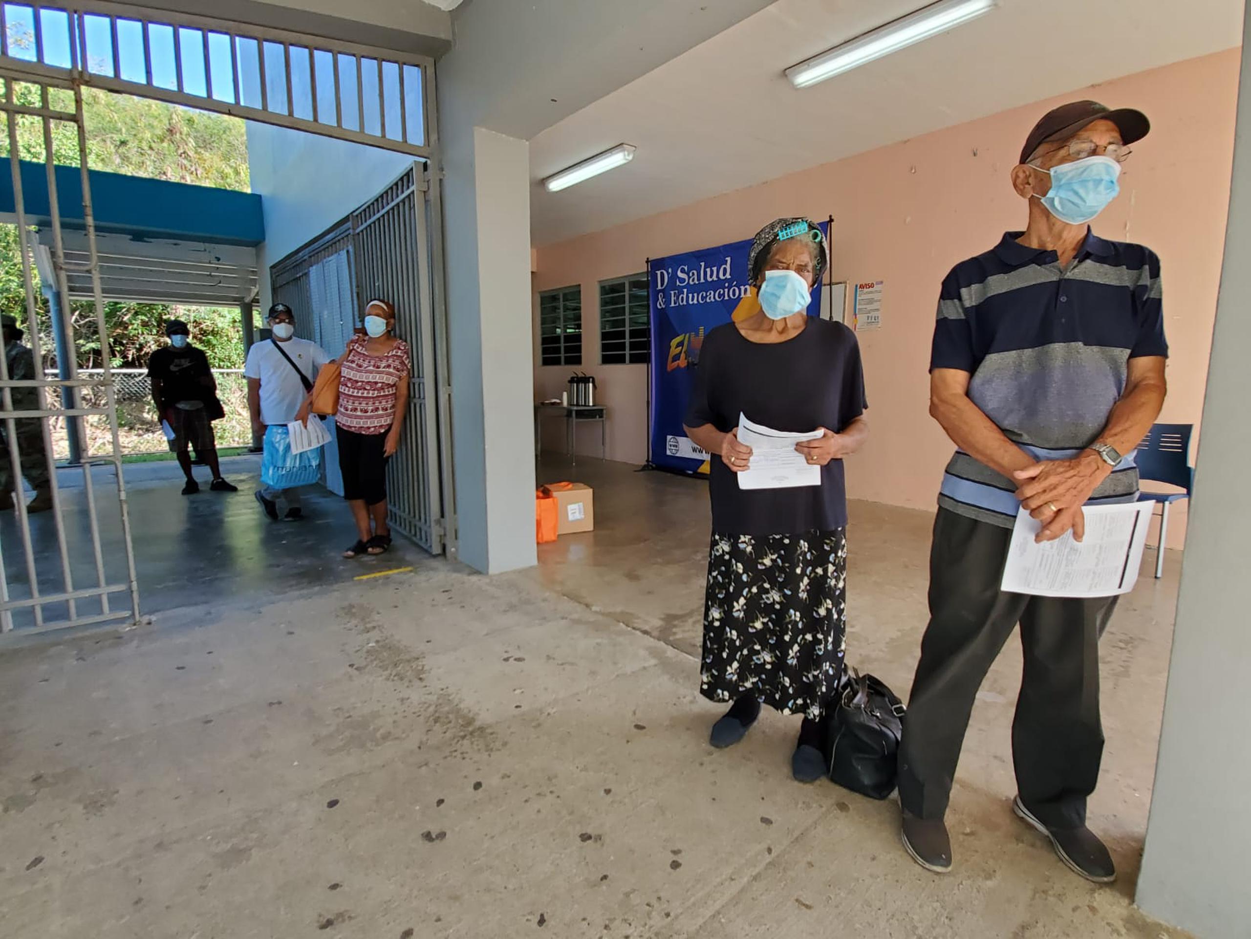 Residentes de Vieques hacen fila para vacunarse contra el COVID-19.
