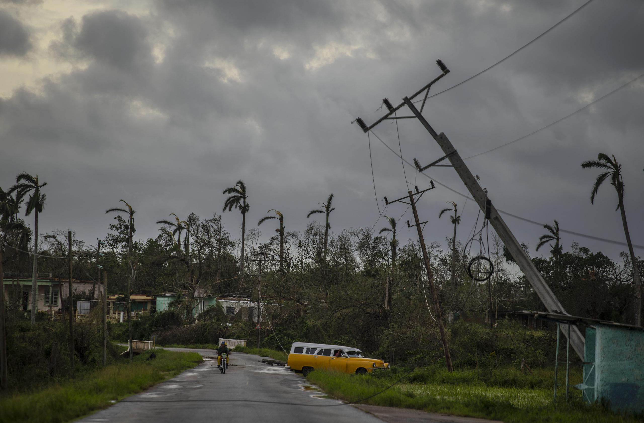 Durante más de 10 horas entre la noche del martes y la madrugada del miércoles, Cuba -con 11 millones de habitantes- quedó en total oscuridad al tiempo que el huracán Ian se alejaba tras haber azotado con sus vientos el occidente y centro durante toda la víspera.