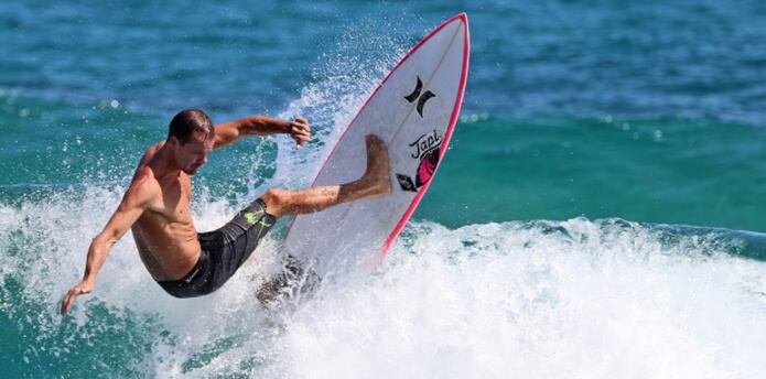 Brian Toth: Viviendo de la cresta de la ola - Primera Hora