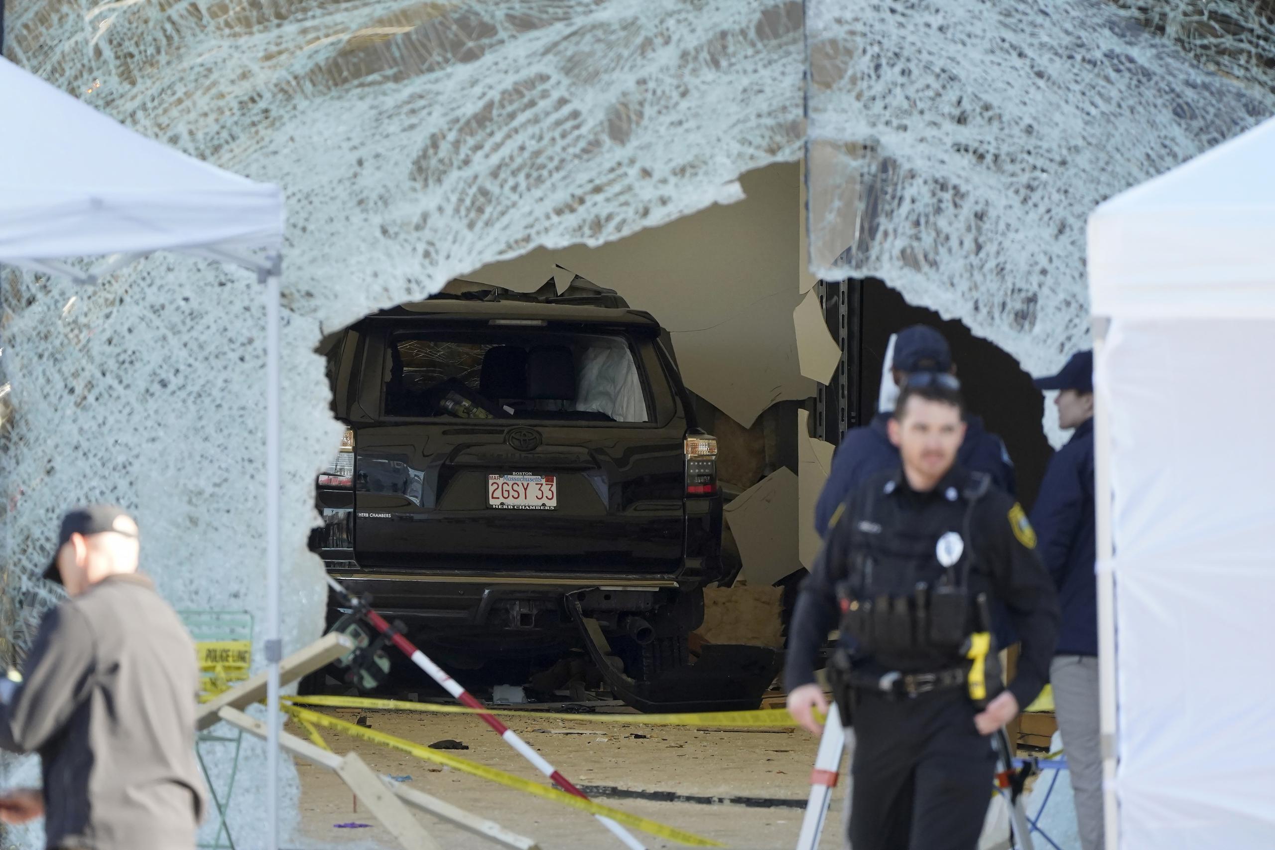 Una camioneta SUV dentro de una tienda de Apple luego de que se estrelló contra el inmueble, en Hingham, Massachusetts. (AP Foto/Steven Senne)