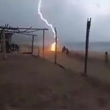 Viral video de dos personas alcanzadas por un rayo en playa mexicana